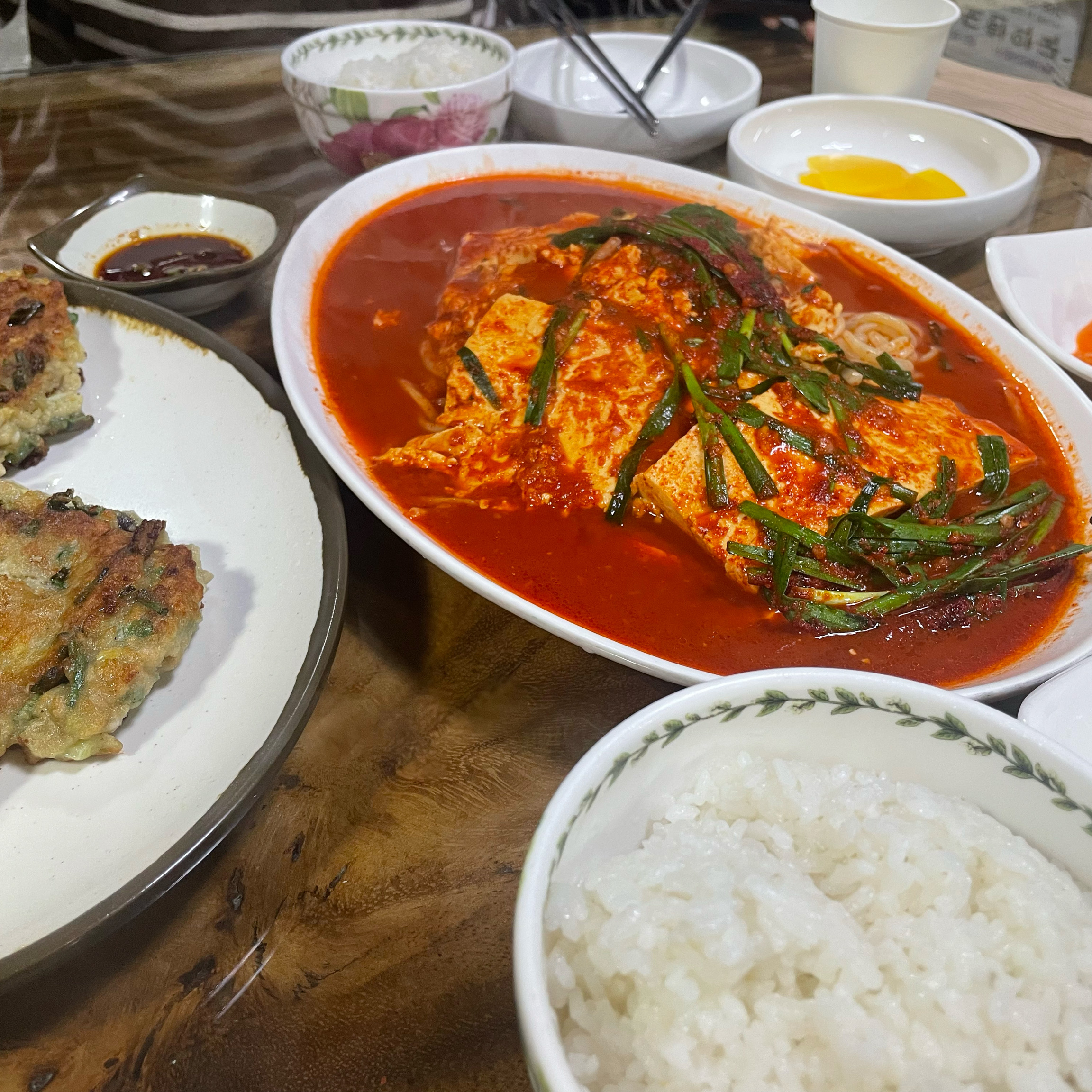 약간의 감칠맛이 있으면 더 맛있을 것 같아요 두부에 들어간 쫄면도 양념과 따로 노는 느낌이