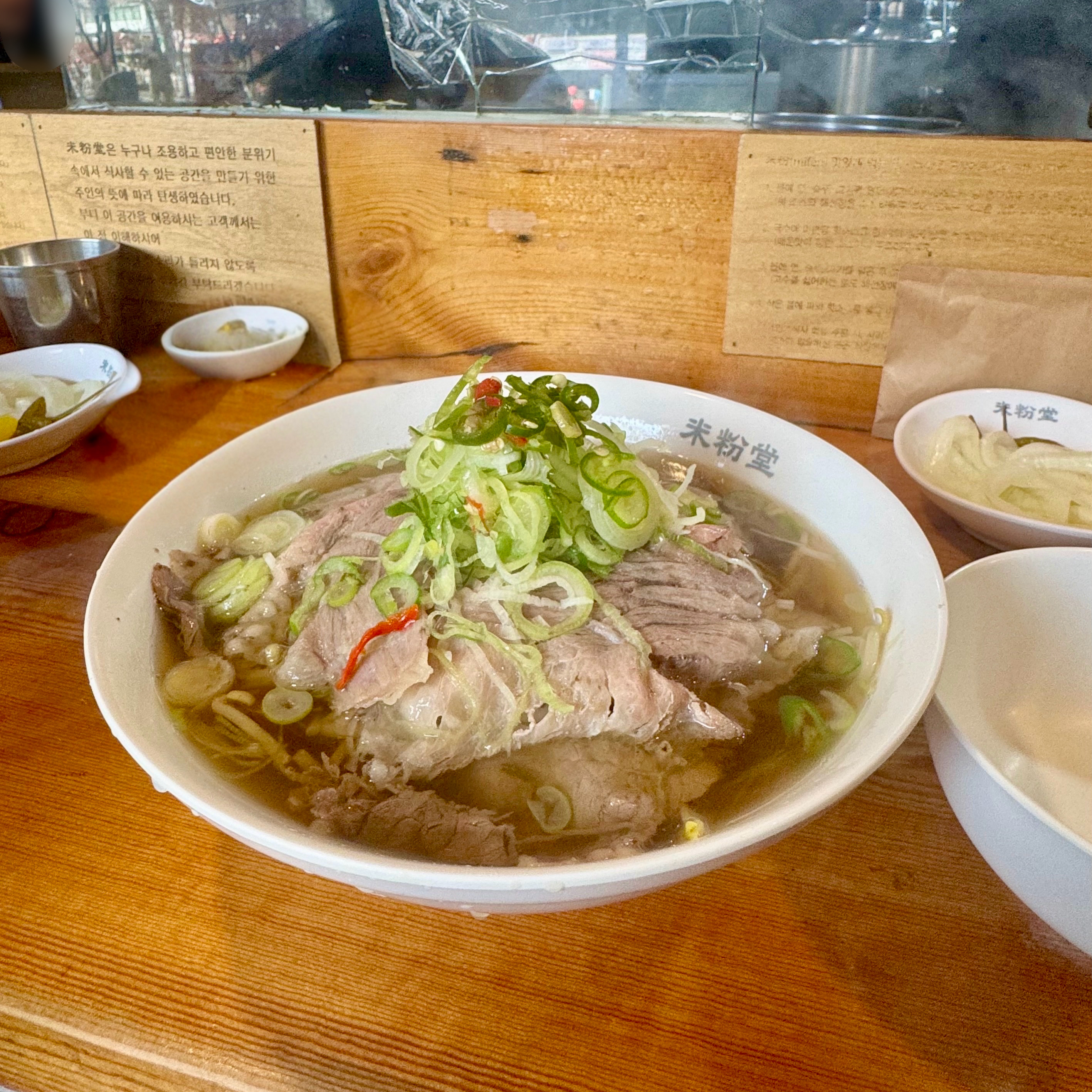 부담없이 따뜻하고 맛있는 쌀국수 먹기에 좋아요. 고기도 큼직한게 올라가 있고, 면 리필이 