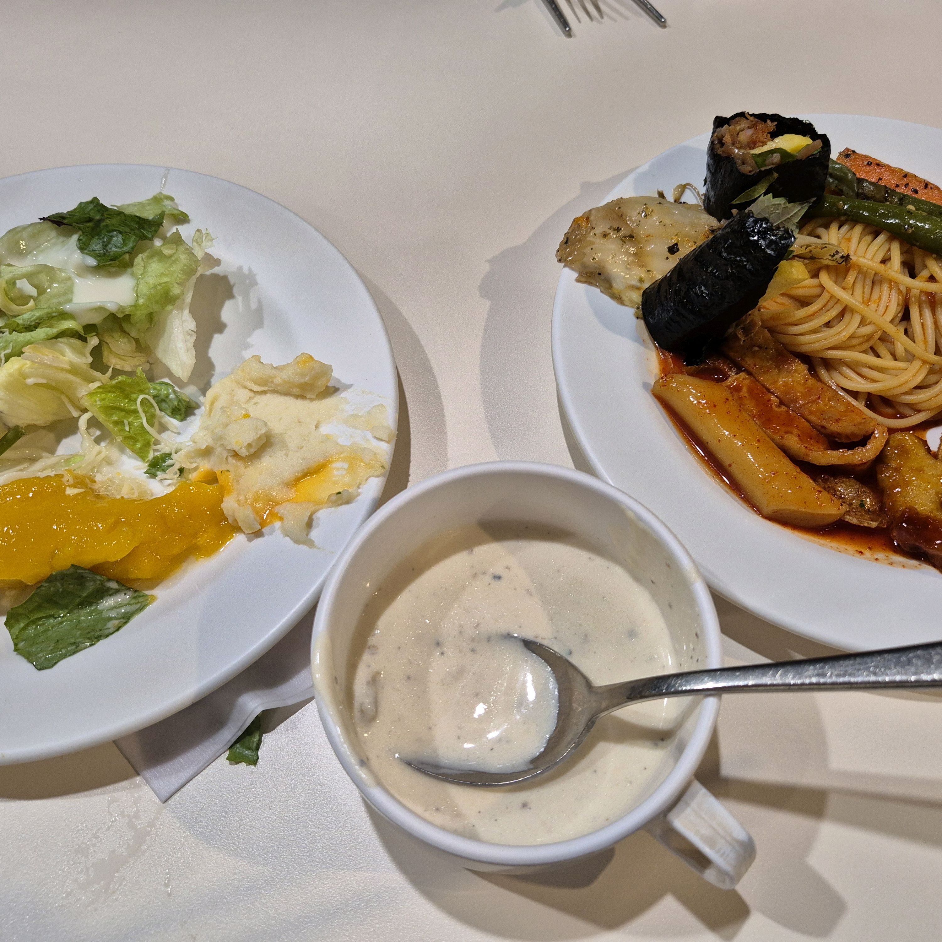 다양한 음식과 넓은 매장으로 편하게 음식을 즐길 수 있는 곳 - 광주 충장로 맛집 애슐리퀸즈 NC 충장점