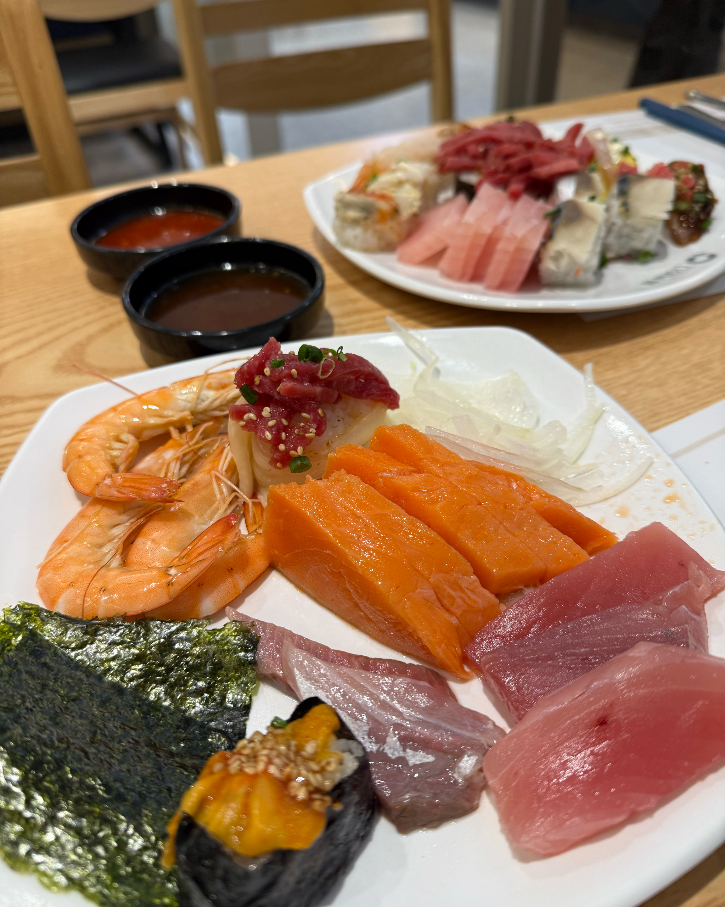 홀도 넓고 먹을종류 많아서(회,스시종류) 가격대비 만족합니다~ - 동탄 송동 맛집 다이닝원 동탄직영점