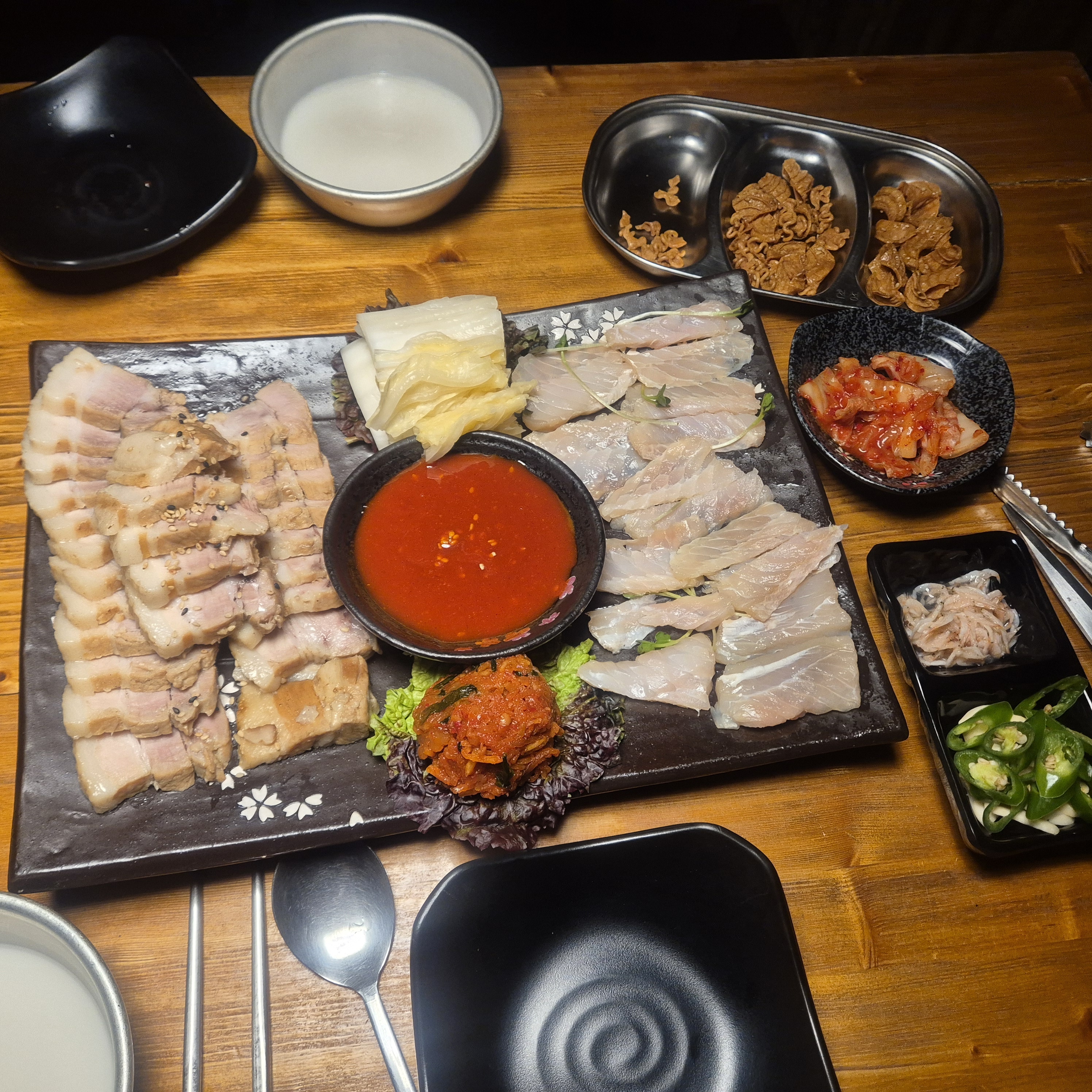 신랑캉 데이트 왔어요 기분이도 좋구 딱 맛있고 잘 멸치국국 굿뜨 삼합도굿뜨 넘 맛있고 멋지
