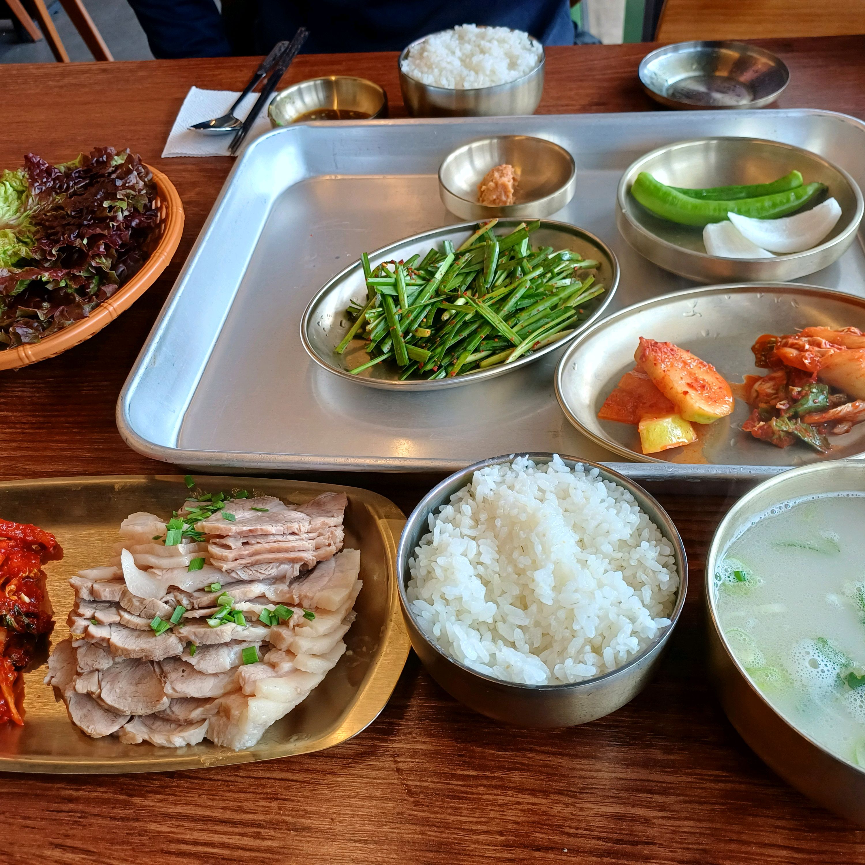 돼지국밥 먹고싶어 갔는데 좋아요.수육백반 맛있어요. - 권선동 맛집 안녕돼지국밥 권선점