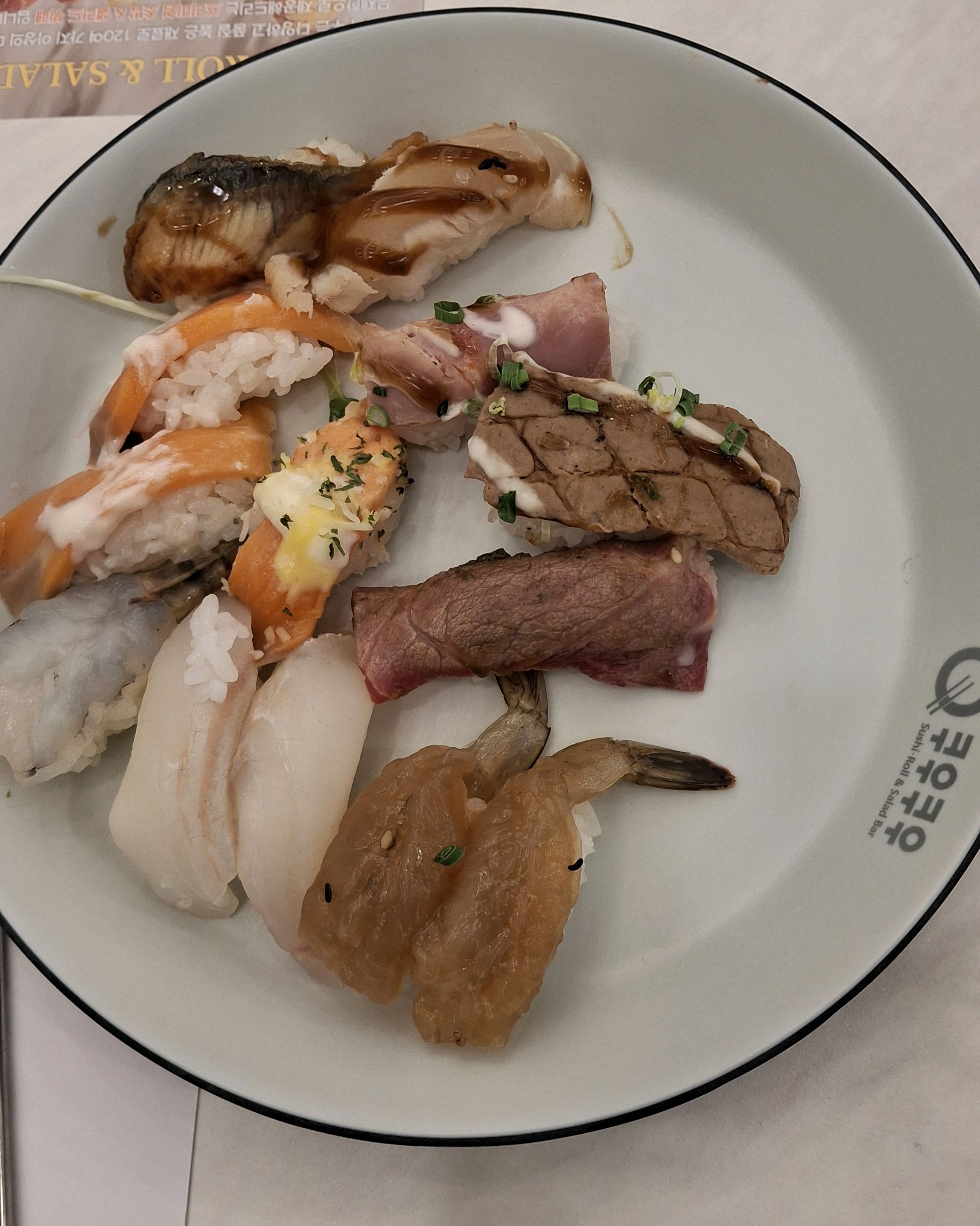 휴일저녁 5시30분에 갔는데 다행히 웨이팅없이 들어갔어요 다양한 스시와 디저트까지 맛있는