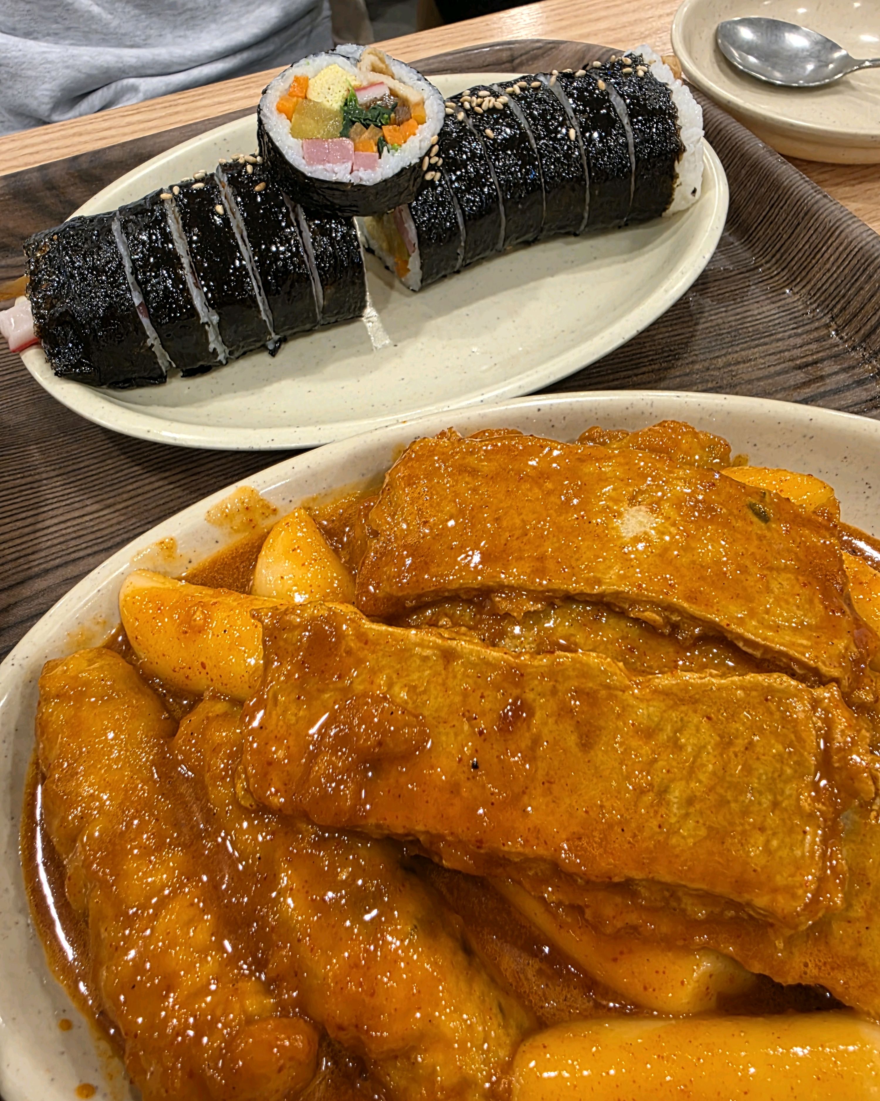토요일 한시 사십분쯤 방문했는데 밥다먹고 일어나는 자리 빠르게 찾아 앉아먹어야 할 정도로