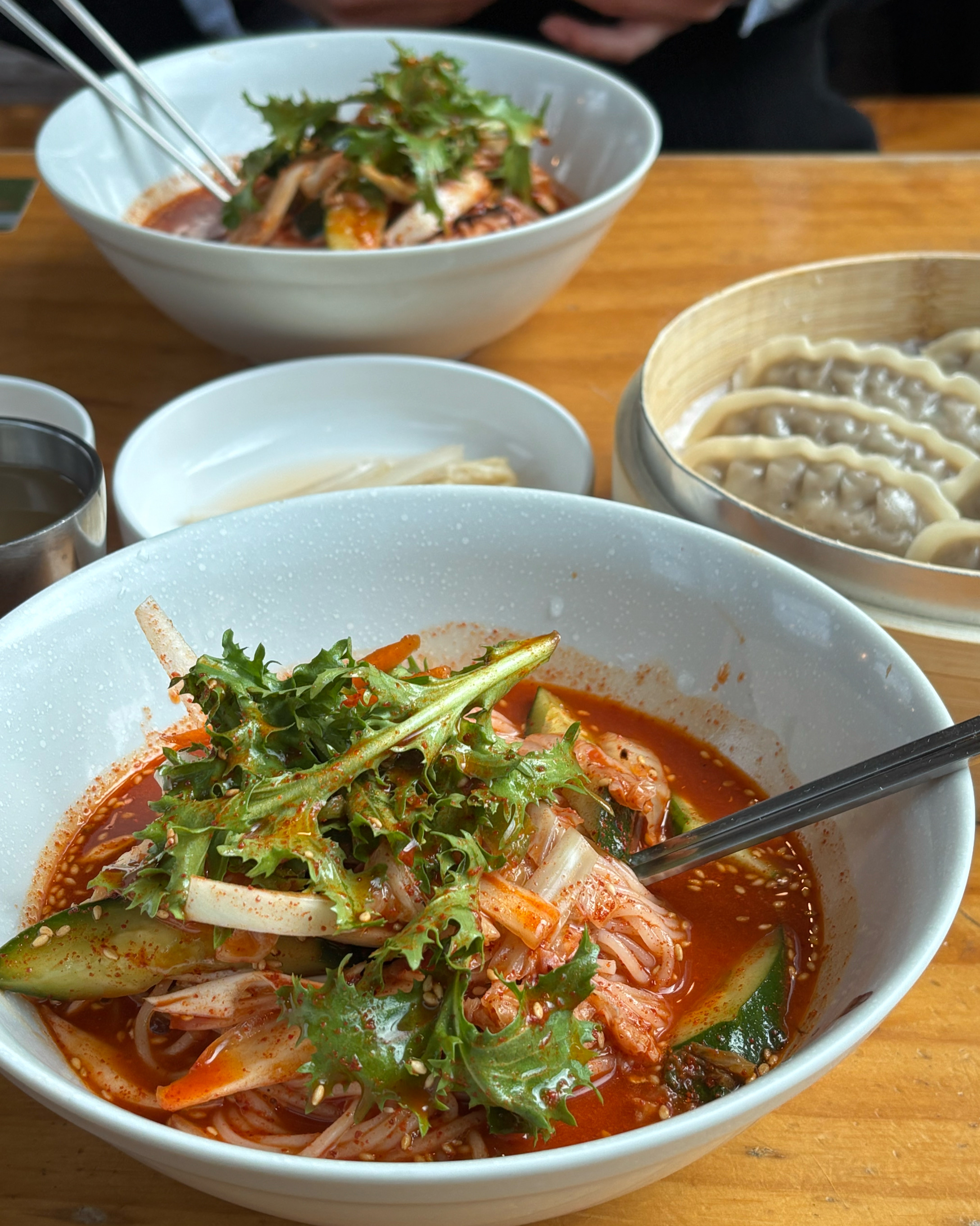 오랜만에 방문했는데 갈비만두는 역시나 맛있고 사장님도 친절하세요. 하지만 비빔국수가 너무