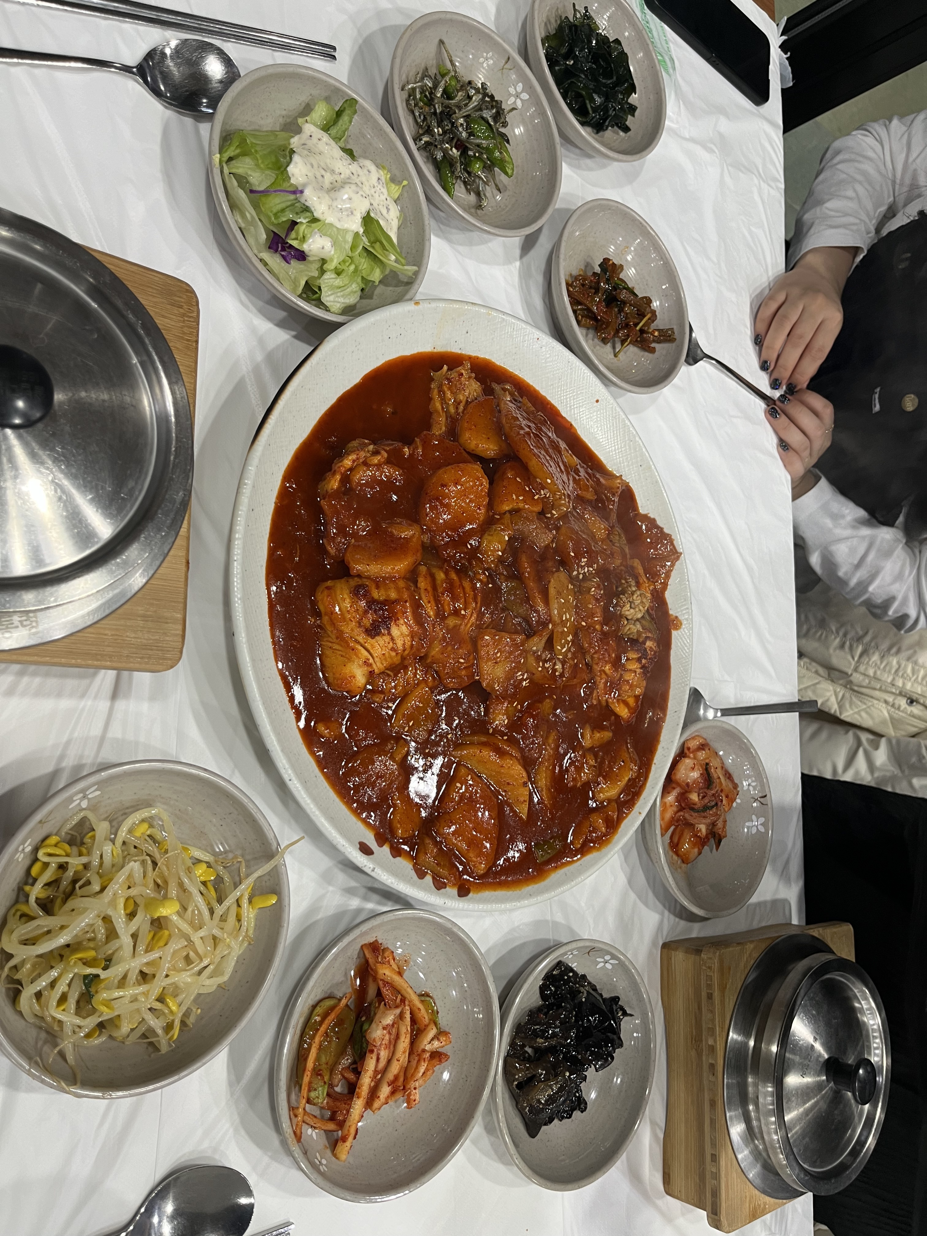 가오리조림 먹었는데 생선 자체는 부드럽고 신선하나, 양념이 매콤한 맛 하나 없이 너무 달기
