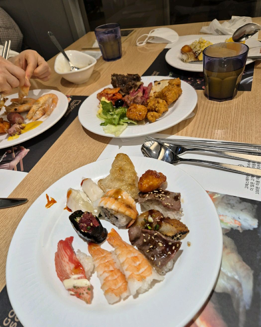 아이랑 함께 맛있는 식사를 했어요. 요즘 스시에 부쩍 맛을 들여서 방문한거였는데 고루 잘