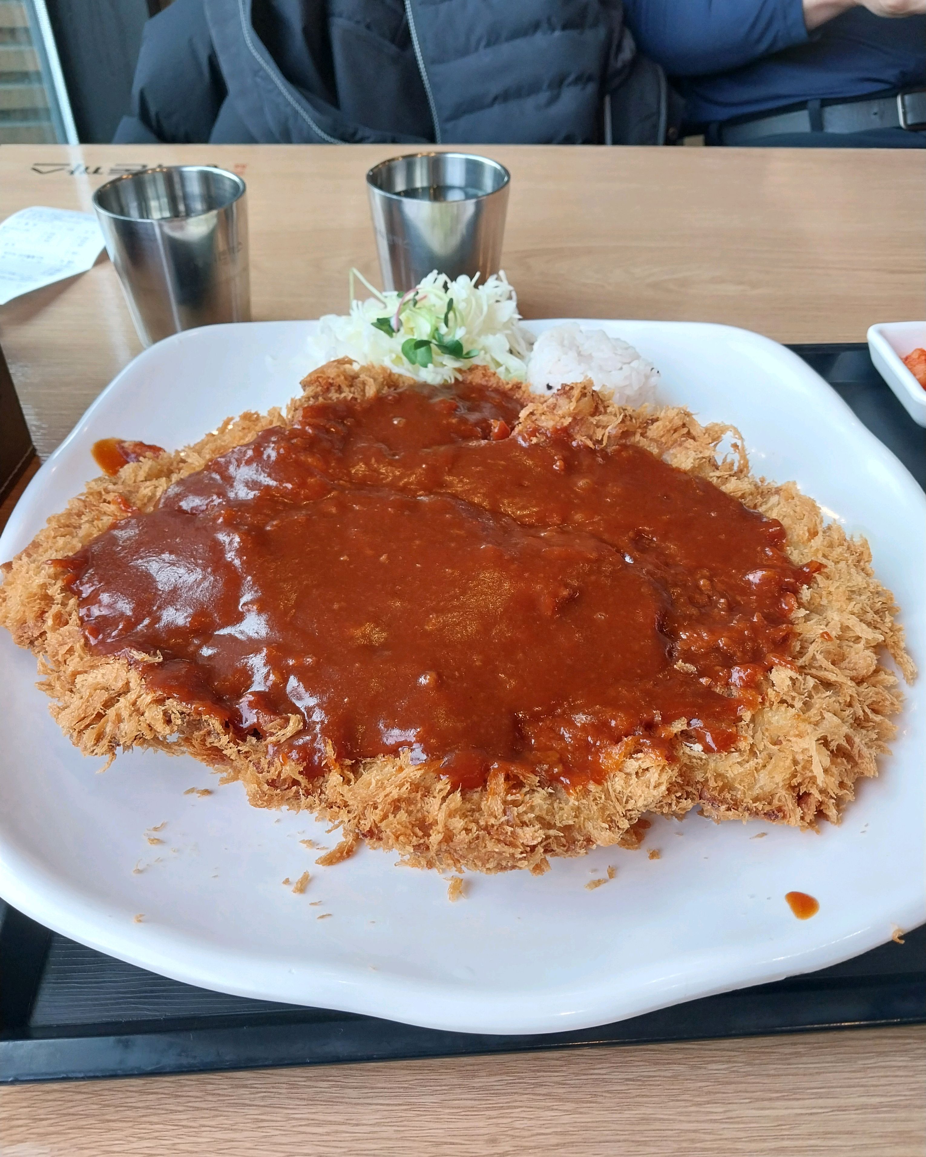 조금,기다렸다가 테이블에 앉았어요 - 인천 송도 맛집 홍익돈까스 송도점