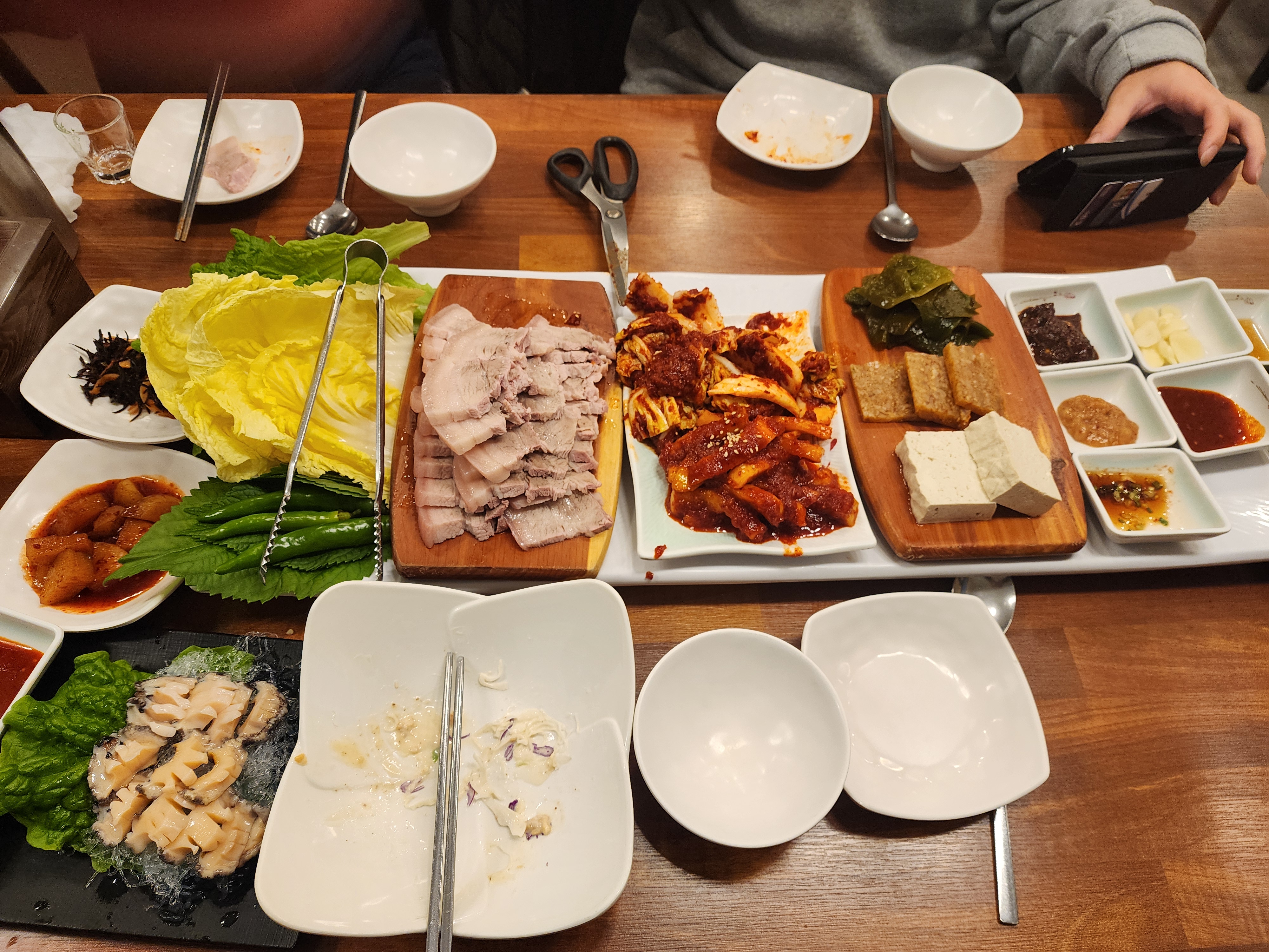 비오는날 가족들과 저녁먹으러왔어요. 오늘따라 고기가 무척 고소하고 맛있어요. 김치도 저