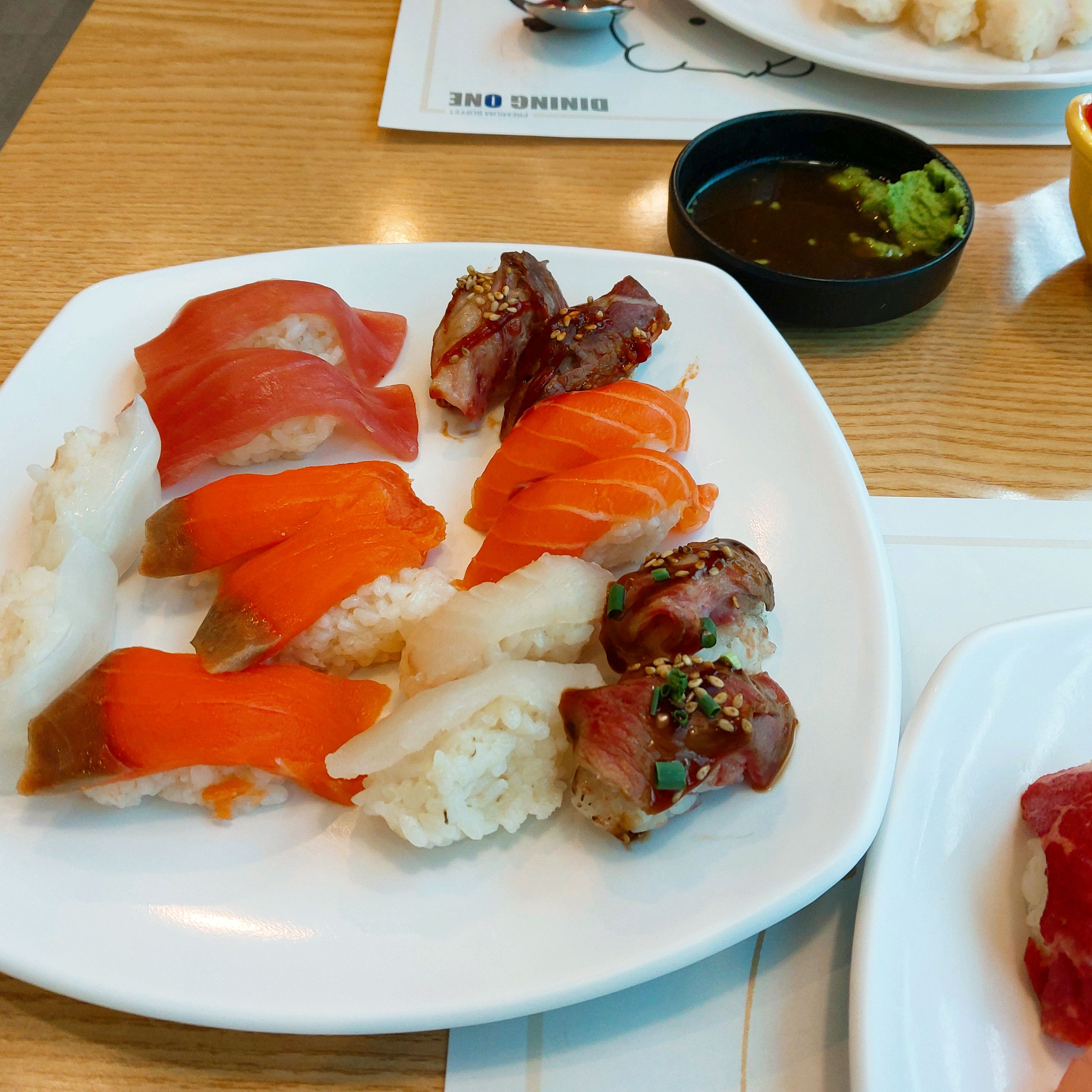 종류 다양하고 혼밥하기 좋아요. 튀김류랑 분식류있고 과일도 있습니다. 스무디도 맛나요. - 명동 맛집 다이닝원 명동점