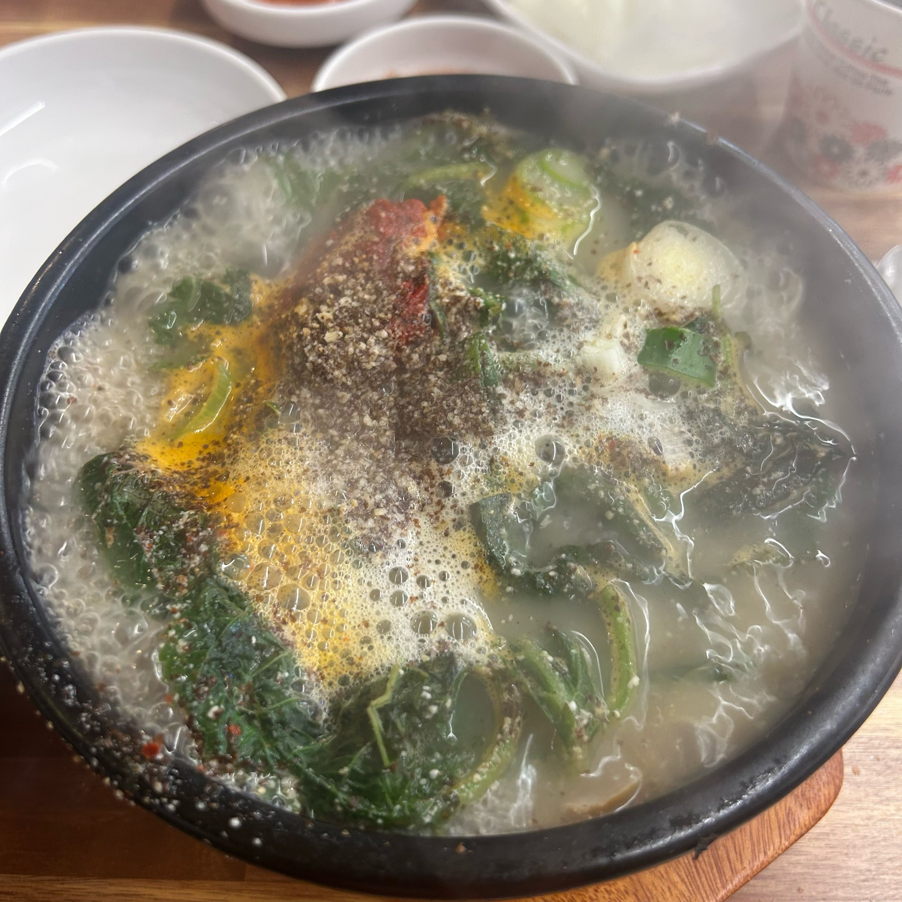 깻잎향 가득하고, 덕분에 굉장히 시원하면서도 칼칼한 순대국! 함께 먹는 김치와 깍두기가 진