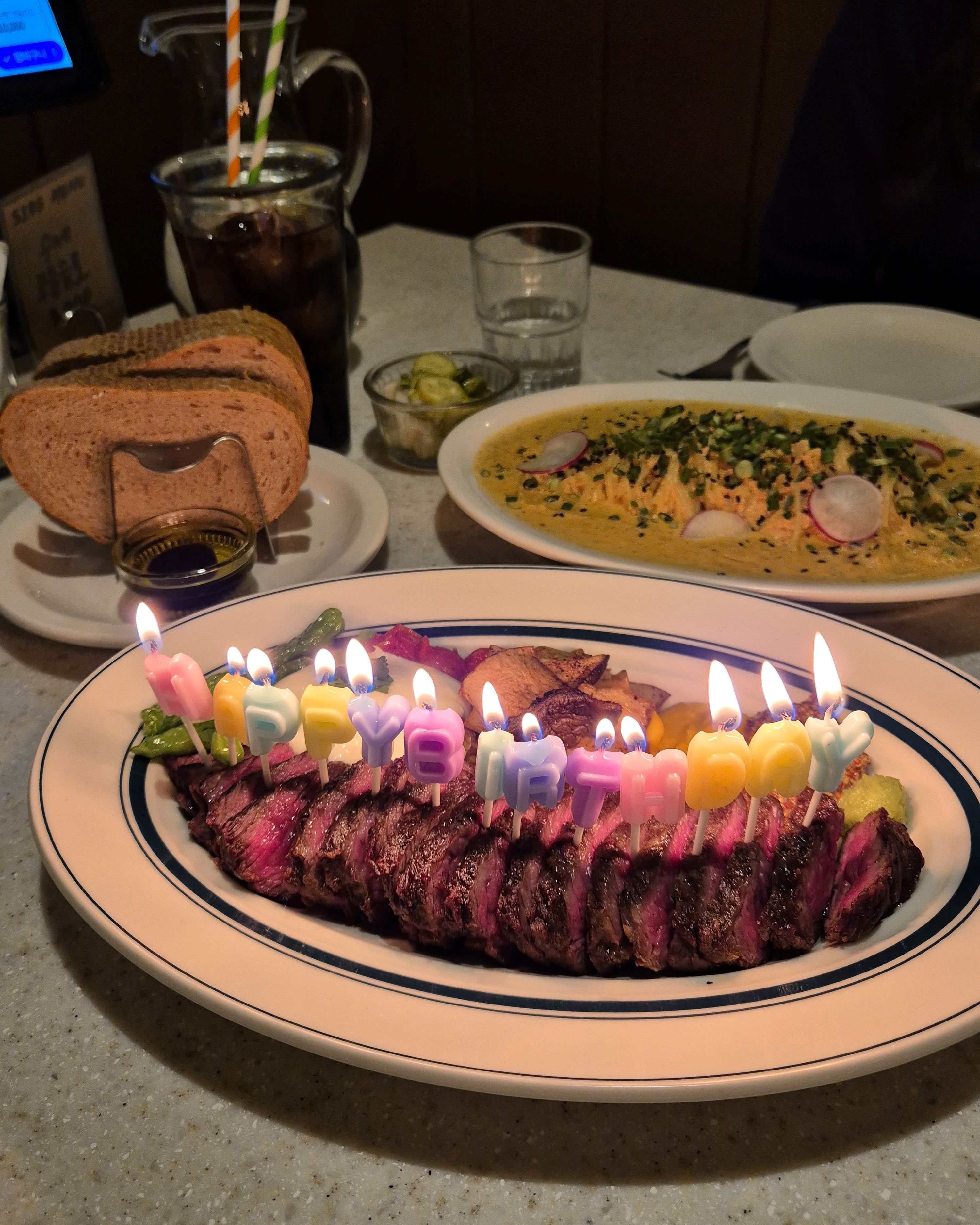 생일이어서 방문 했는데 생일초 이벤트도 너무 이쁘고 음식도 맛있게 잘먹었어요:) 만족한 식