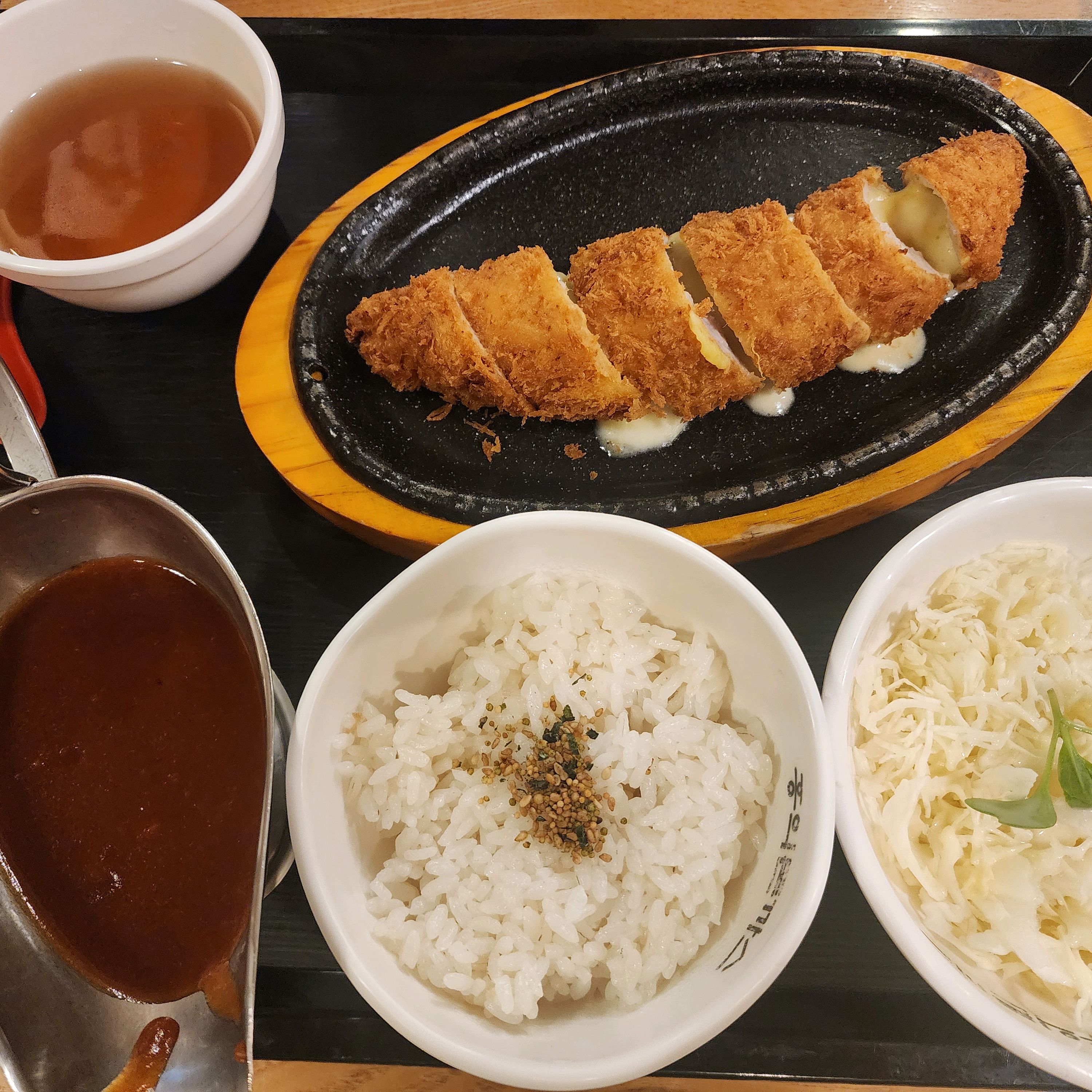 온가족이 풍성하고 맛있게 먹을 수 있네요~~자주 가고 싶어요~~~ - 강릉 교동 맛집 홍익돈까스 강릉점