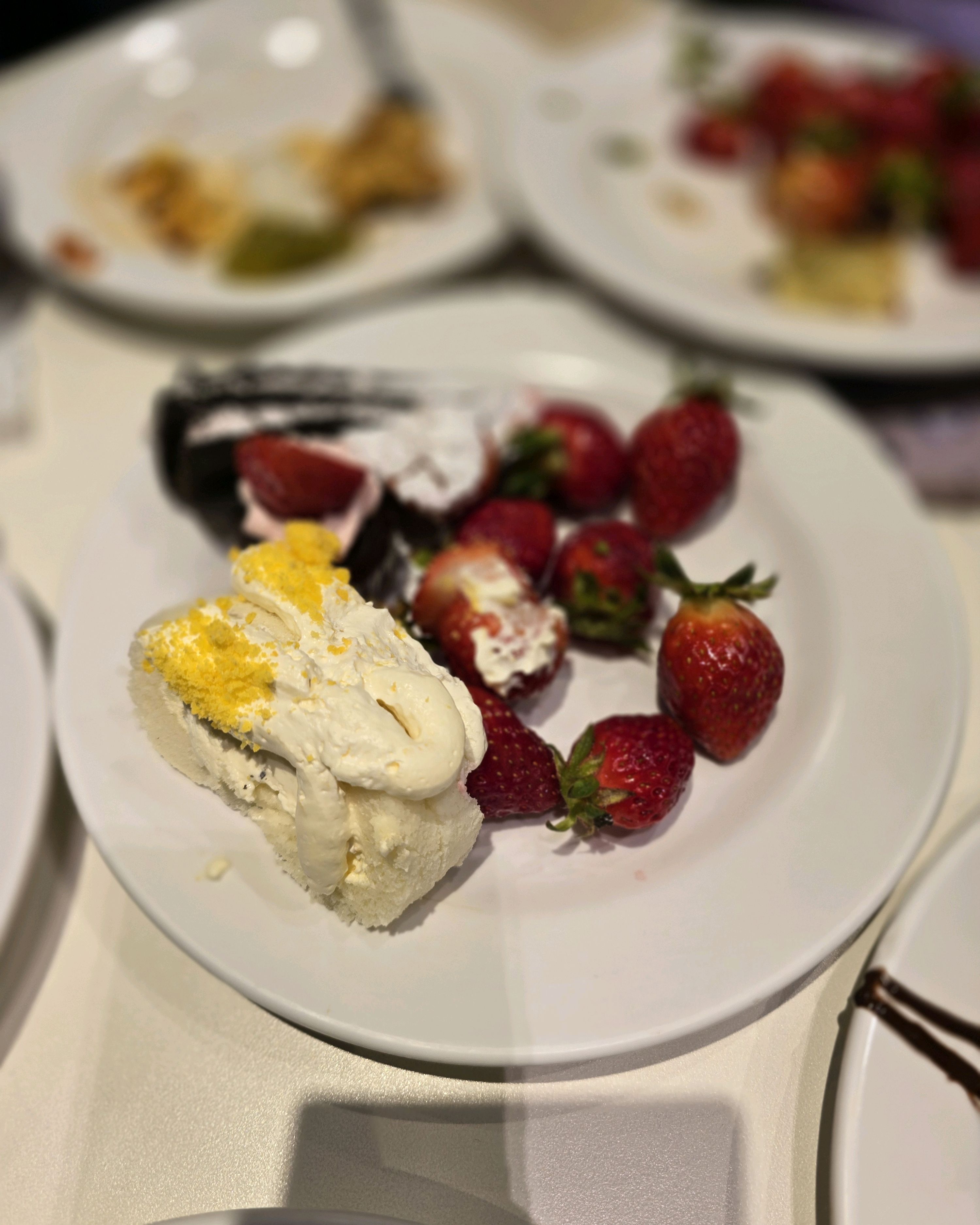 오랜만에 에슐리에 들러서 딸기로 된 디저트들 맛있게 잘먹었습니다~~ - 망포역 맛집 애슐리퀸즈 수원망포점