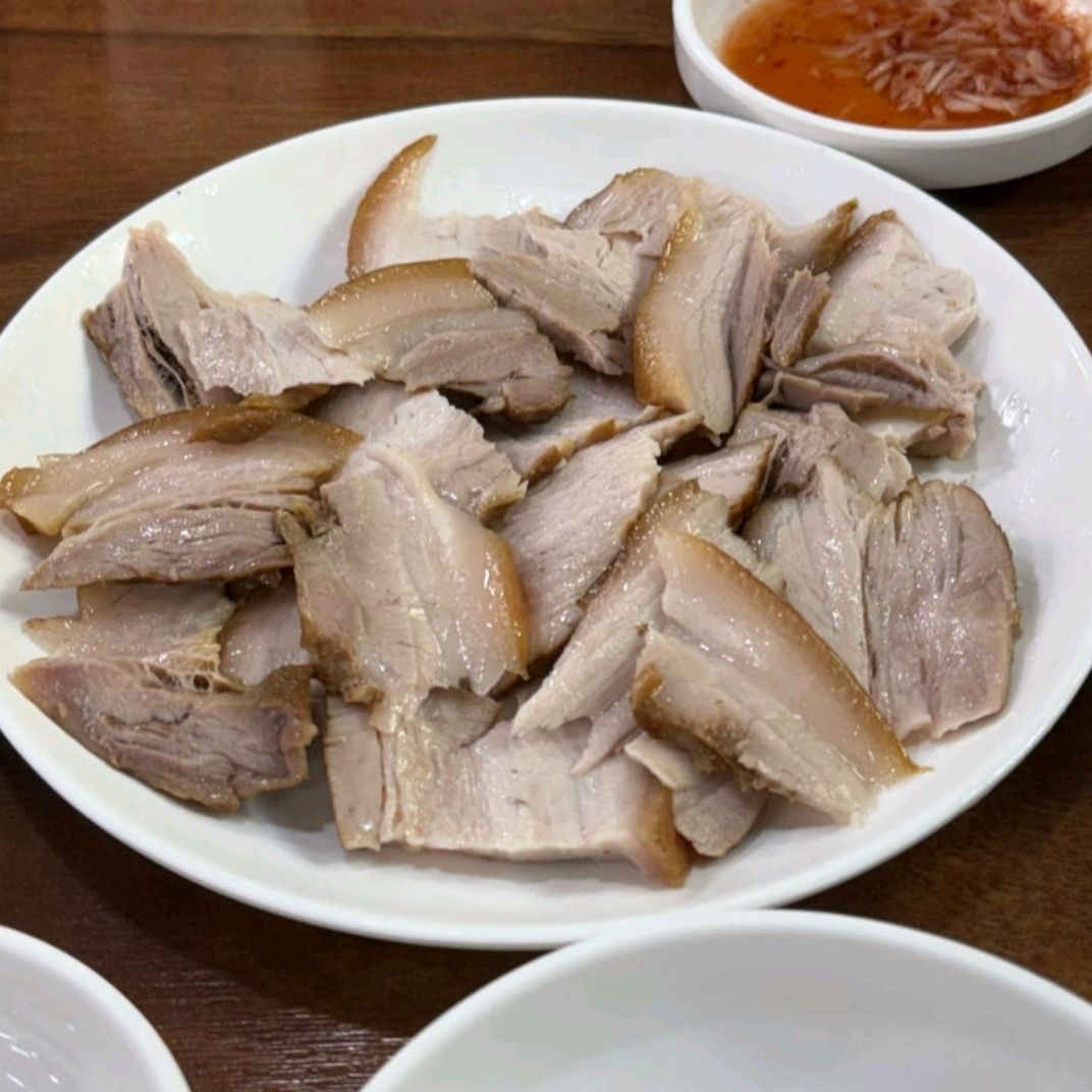 수육이 맛있고 두부 두루치기 오랫만에 먹으니 맛있었어요. - 대전 맛집 대선칼국수 본점