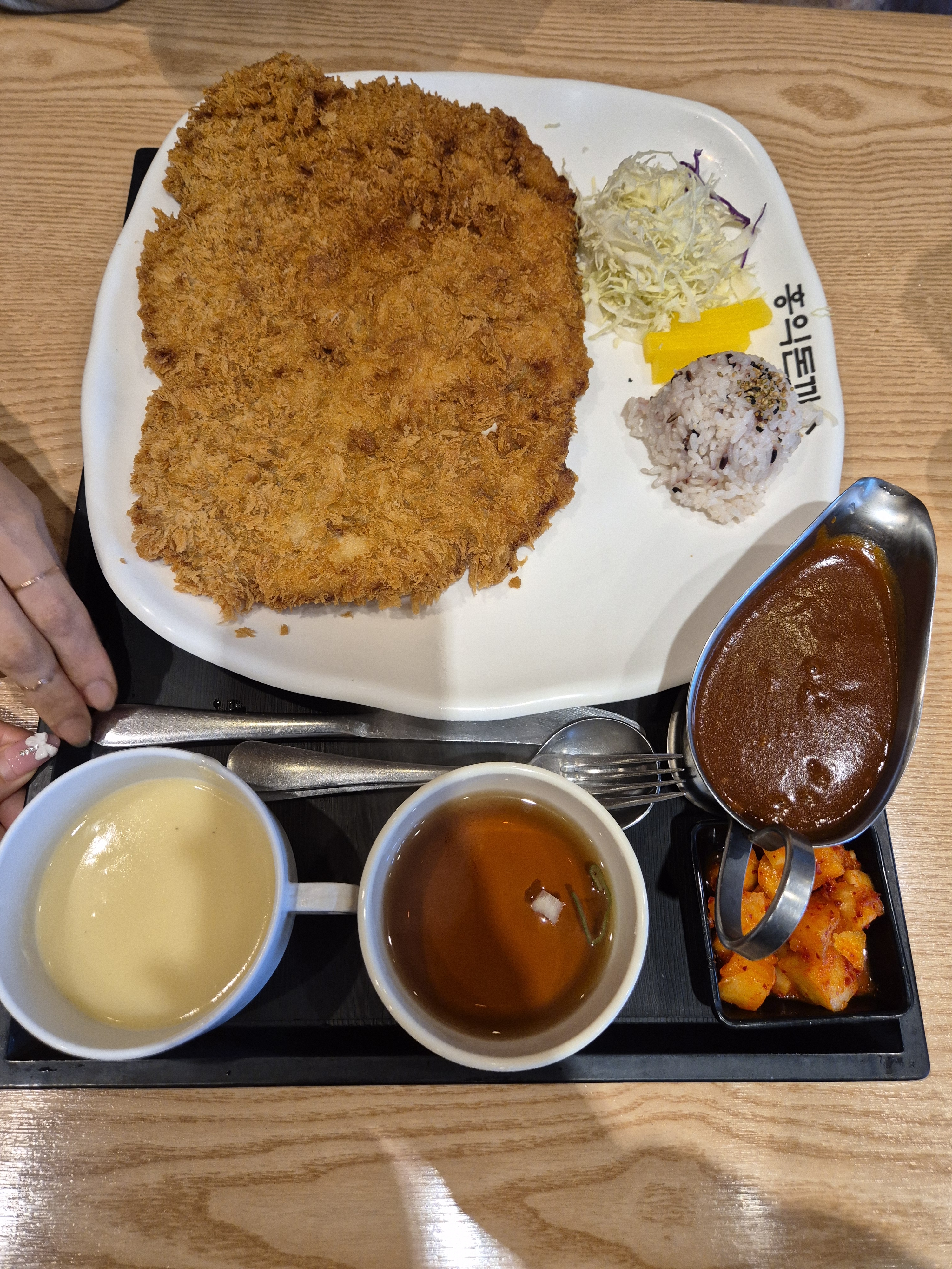 얇으면서 바삭하고 크기가 큽니다 - 부산 명지 맛집 홍익돈까스 부산명지점