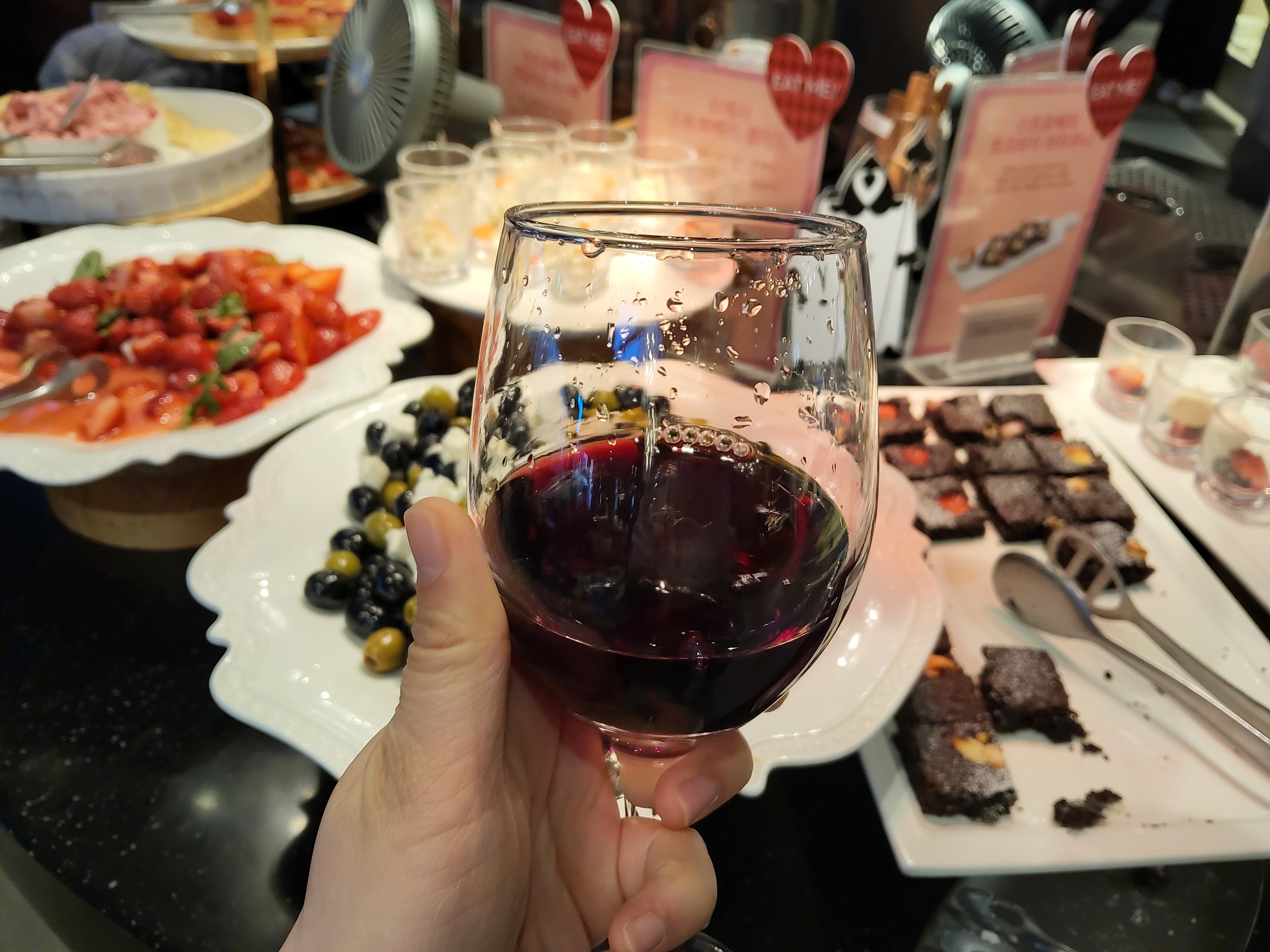 딸기 축제기간 샐러드바 이용하면 와인 과 맥주 무료로 마실수 있어서 좋았어요 - 비산동 맛집 빕스 비산점