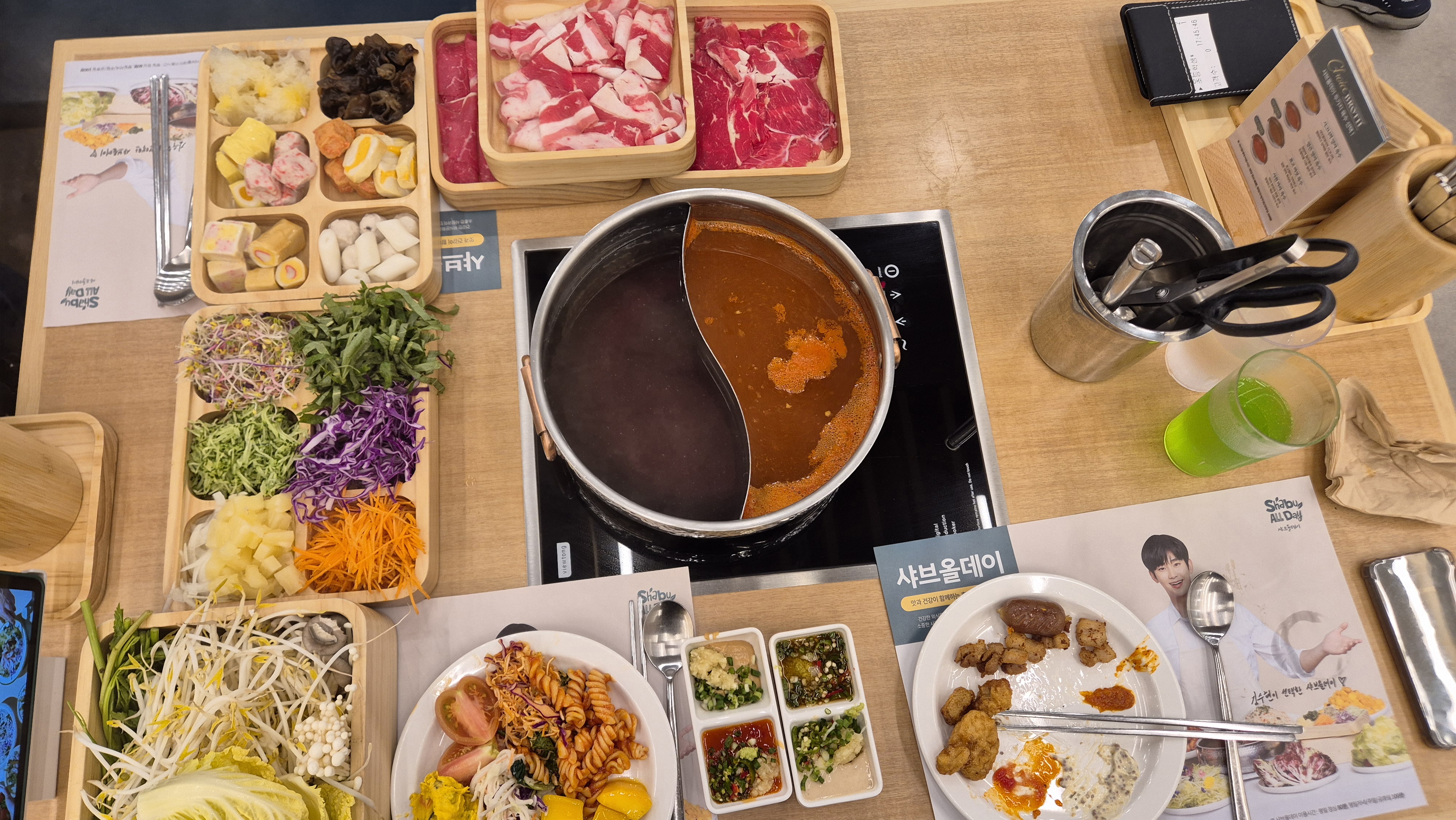 양지+얼큰+마라+버섯 육수 개인적 얼큰 육수 강추 마라 조금 약하듯... 양지+ 버섯 애