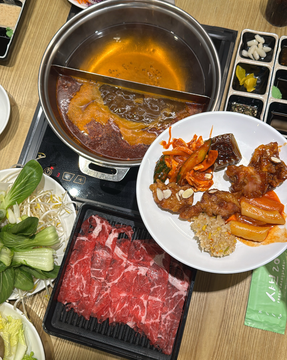 샤브샤브 좋아해서 자주 먹는데 합리적인 가격에 소고기, 삼겹살,샤브용 야채도 무한으로 먹을