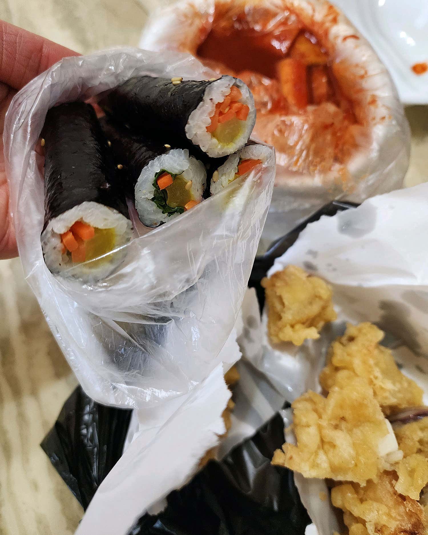 접시에 담긴 떡볶이와 바삭하게 튀겨진 다양한 튀김