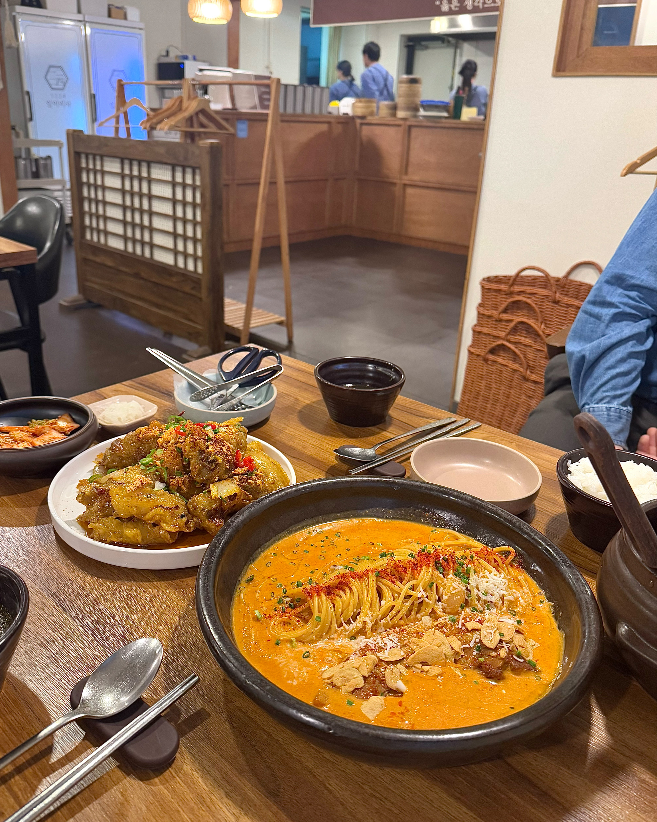 자주오는 불당동 식당이에요! 저녁 때 늦게와야 웨이팅이 그나마 없어요. 여긴 뭘 시켜도 상