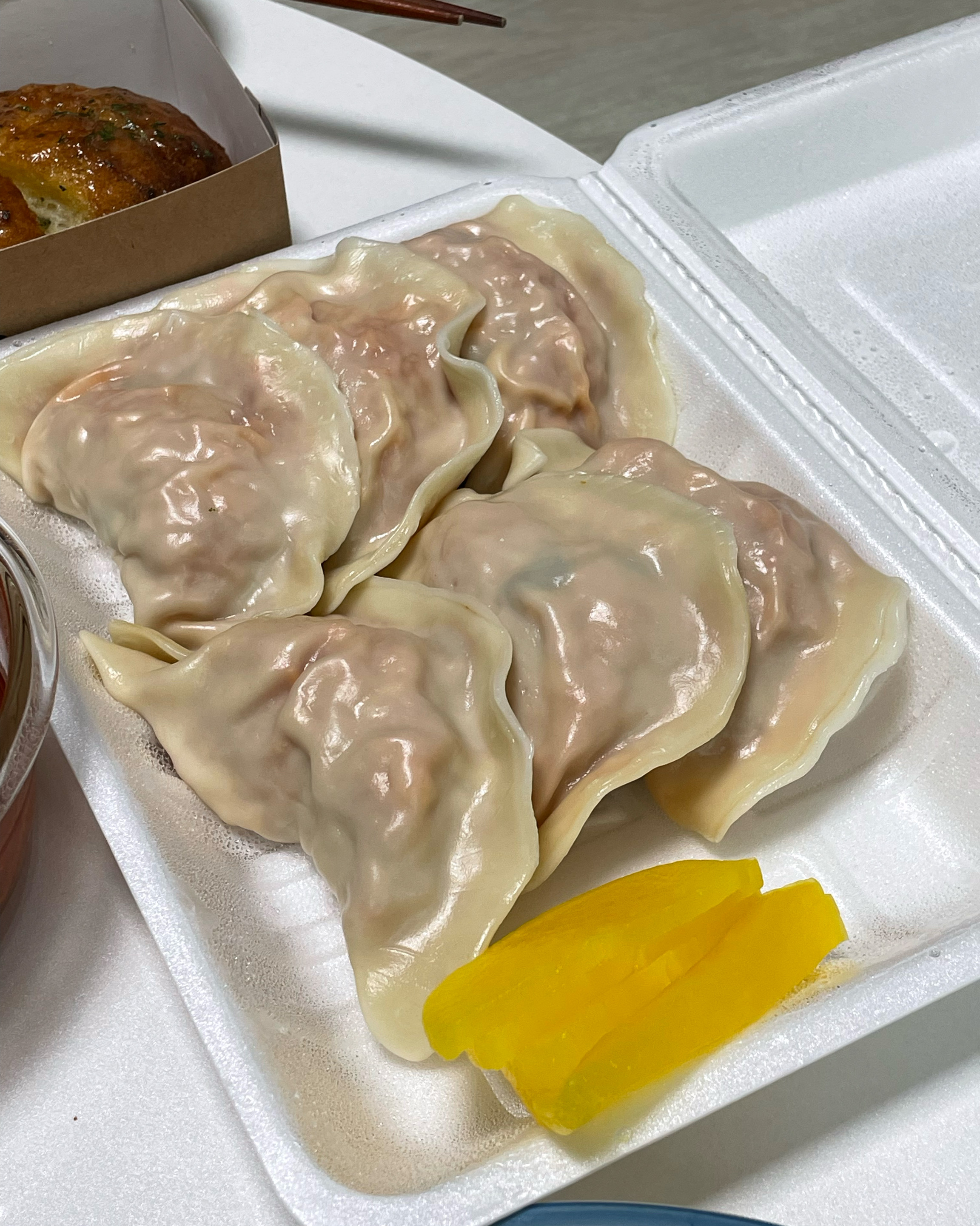 고기가 안들었다고 들었는데 어떻게 이렇게 맛있는 만두가 나올 수 있는거죠! - 천호동 맛집 엄마손만두