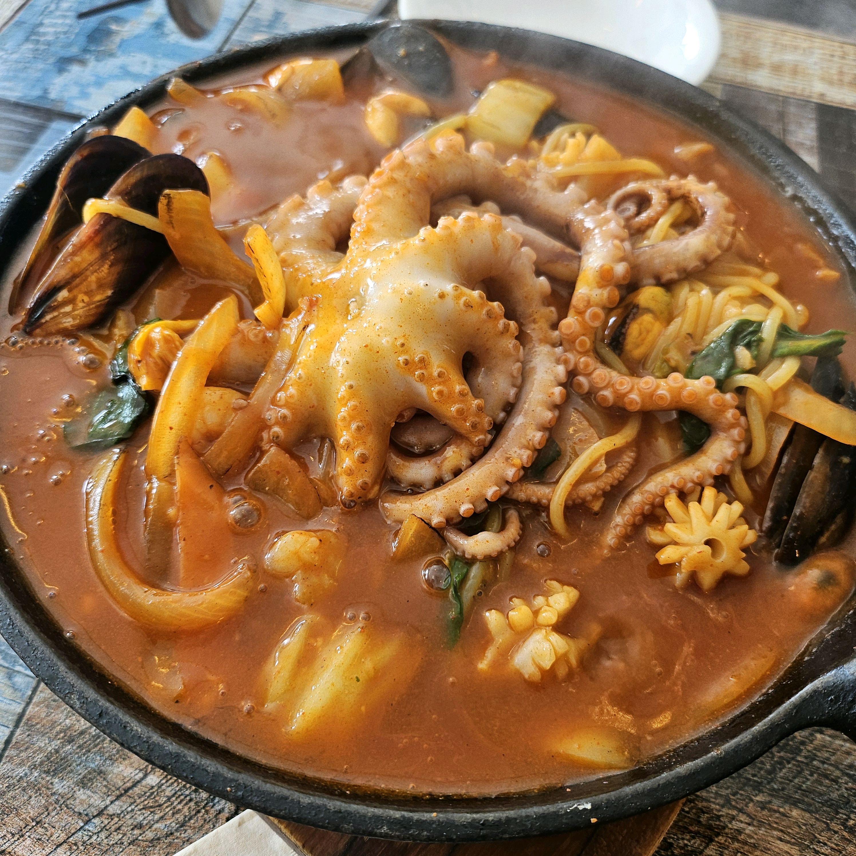 바다 앞에서 먹는 돌판 짜장과 짬뽕은 넘 맛나요! 소스가 많아서 면 다먹고 밥 비벼 먹는거