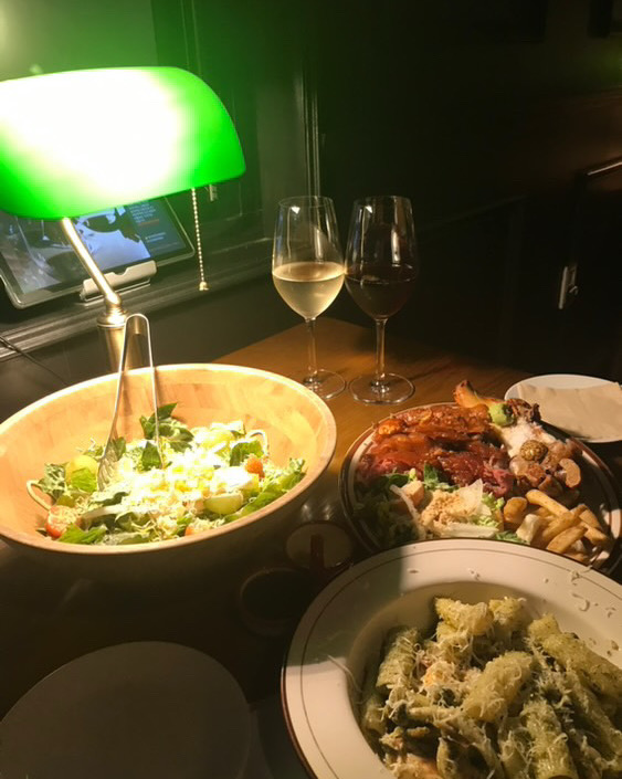 휴가 나와서 여자친구와 다녀왔어요! 분위기도 정말 좋았지만 고기랑 파스타가 진짜 맛있었어요
