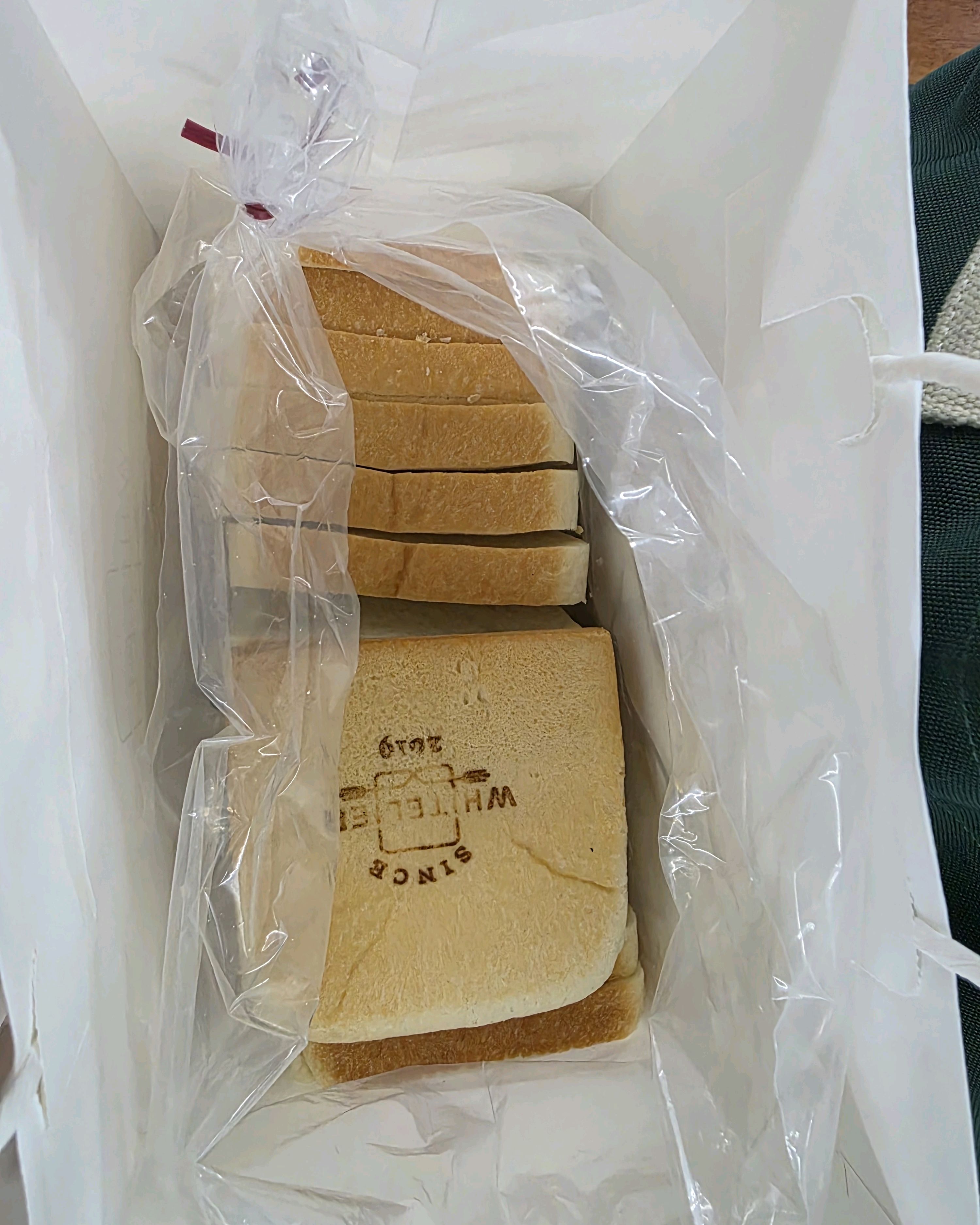 버스타고 가다 줄서서 기다리고 있길래 호기심에 내려 줄서서 구입한 식빵 - 망포역 맛집 화이트리에 망포점