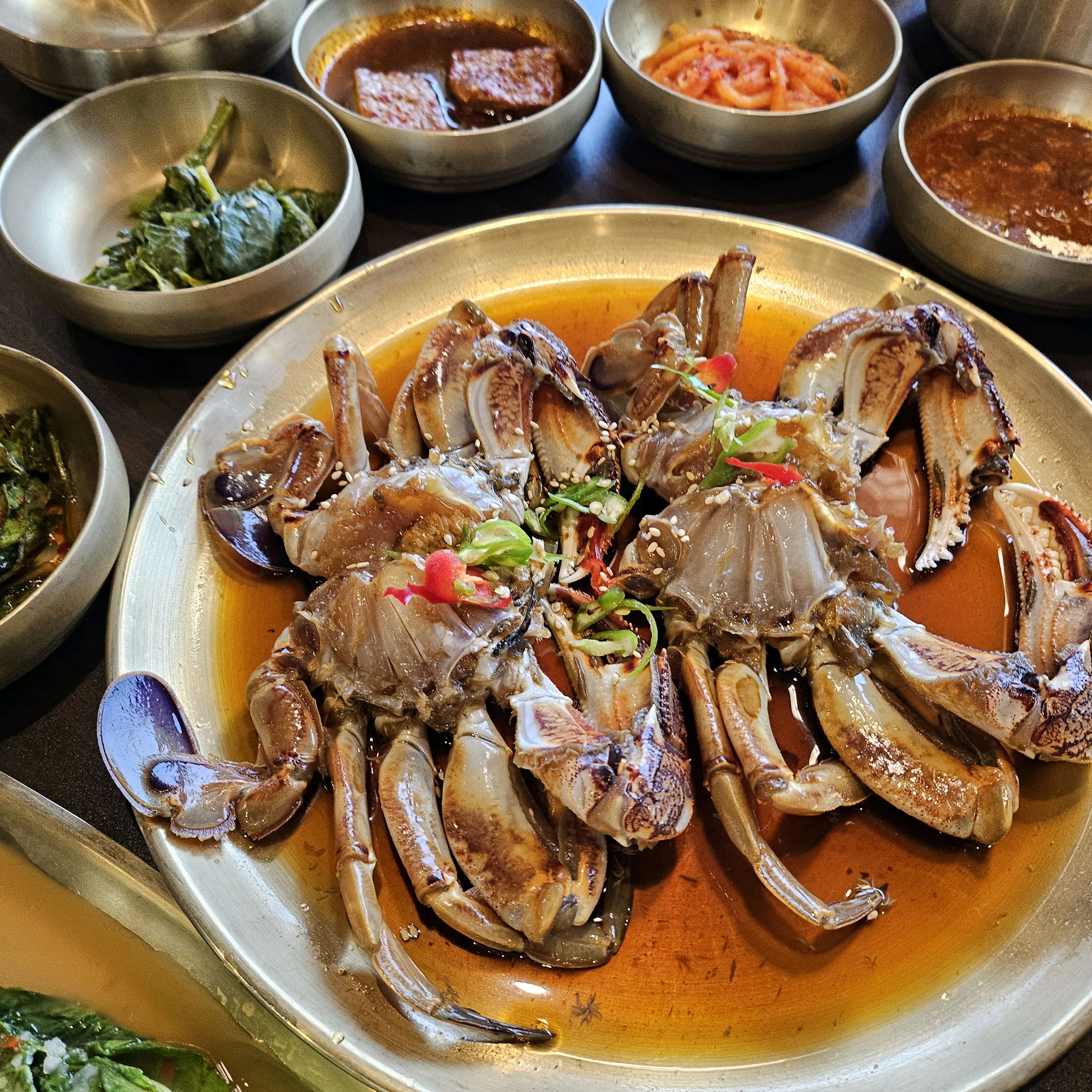 아빠 생일이라서 미역국시키고 황게정식도 시키고 간장게장 안좋아한다던 아빠도 게장간장에 두그