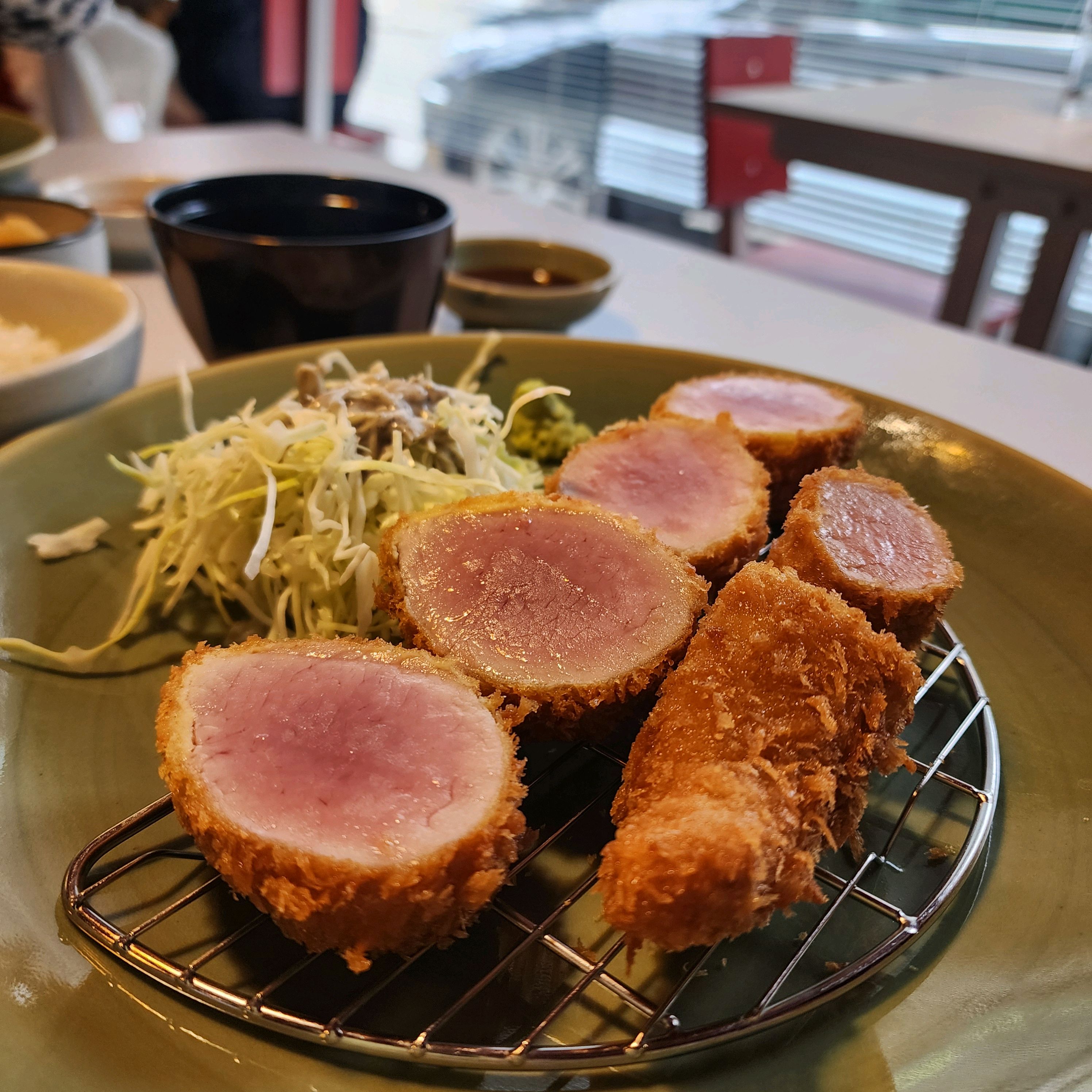 해킹은 마포구 동교로 구길 33에 위치한 돈까스 맛집이에요. 처음에 딱 씹었을 때 식감이