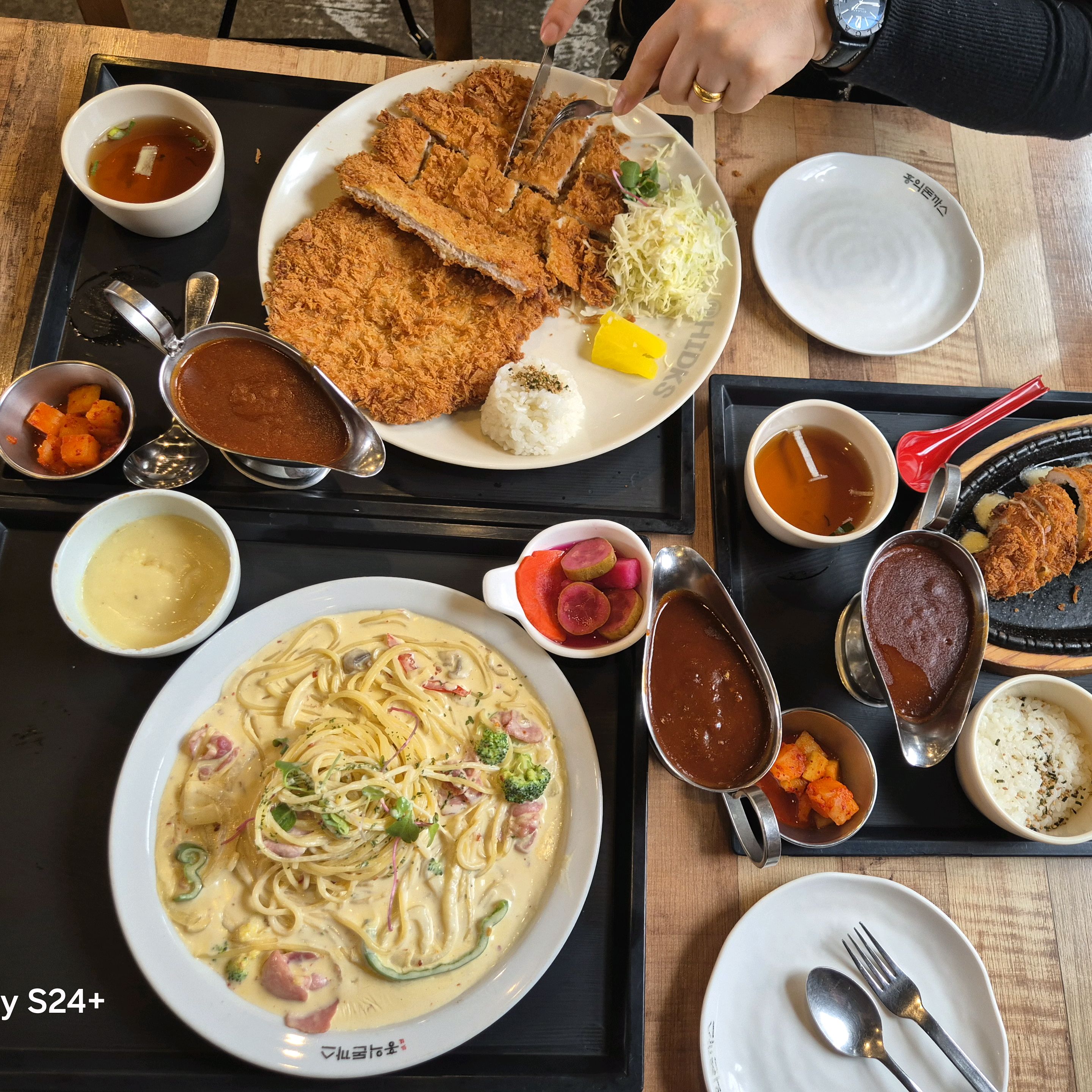 바싹하고 느끼하지 않는 돈까스를 찾는다면 이곳이 딱입니다 저희는 찍먹이 좋아 매콤한소스