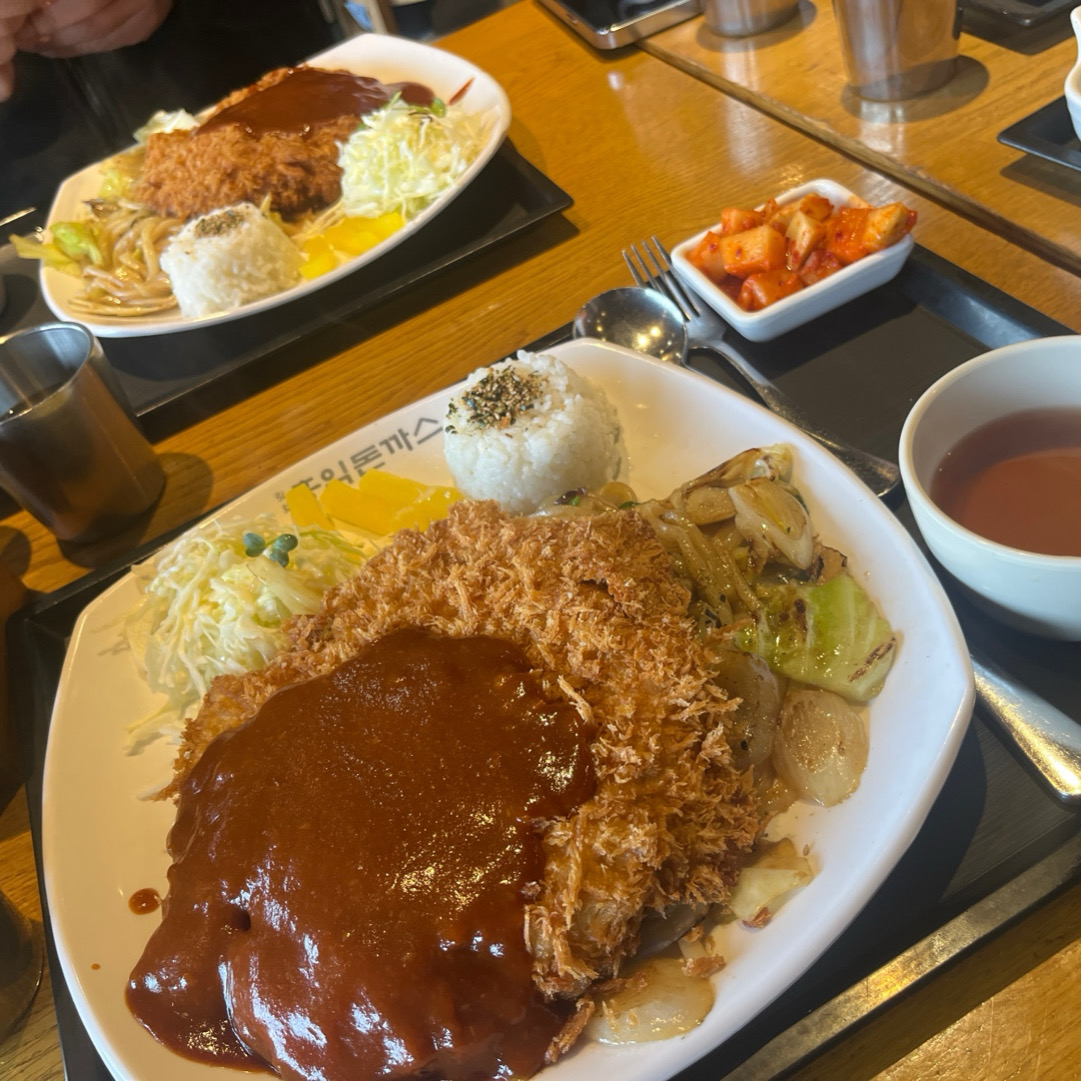 안산 온김에 홍익돈까스 도장깨기..😊 점심시간 이라서 그런지 웨이팅은 있었지만 금방 들어갔