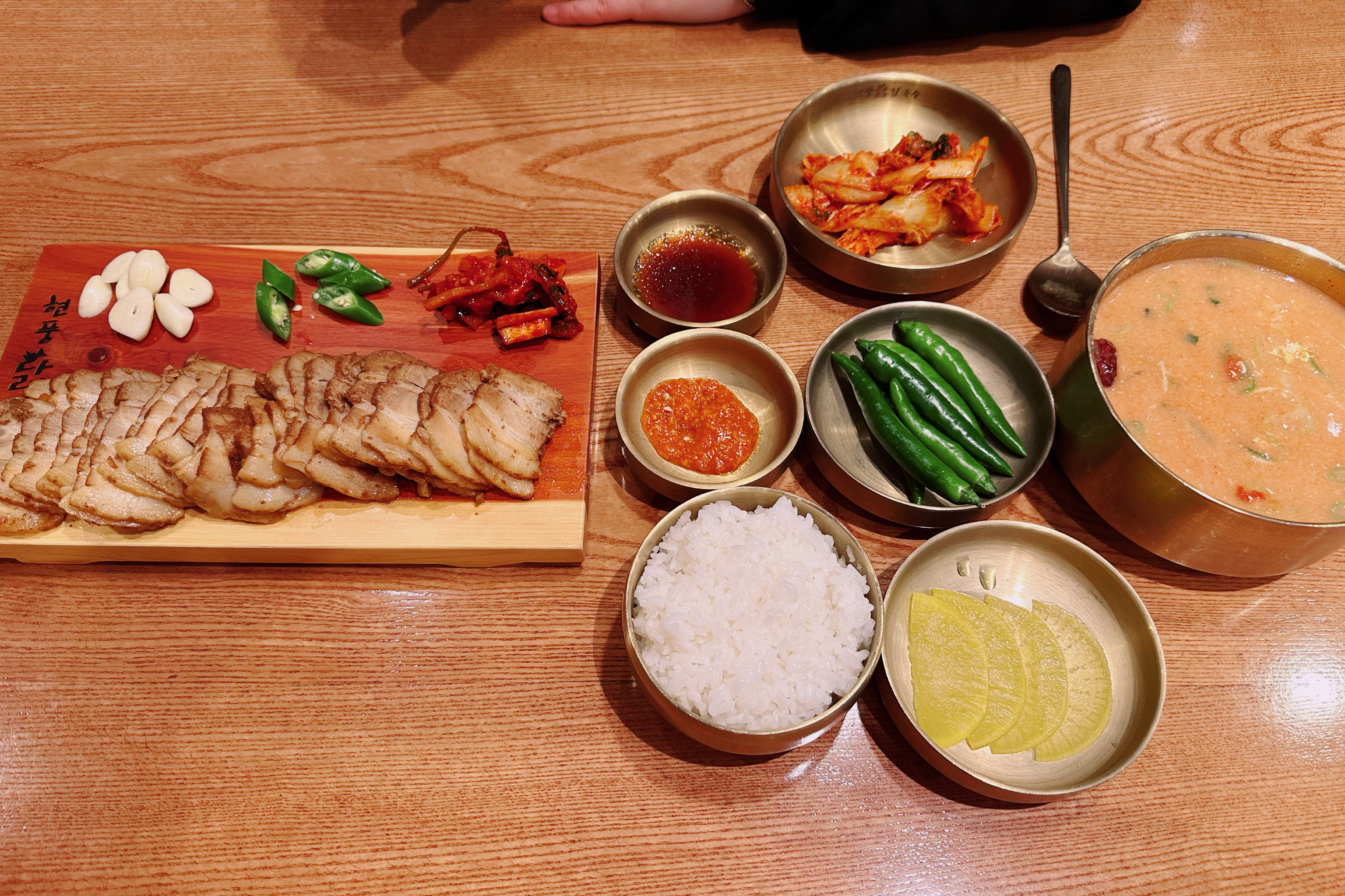 쌀쌀한 날씨에 어울리는 칼국수를 찾아서 - 부산역 맛집 현풍닭칼국수 부산역점