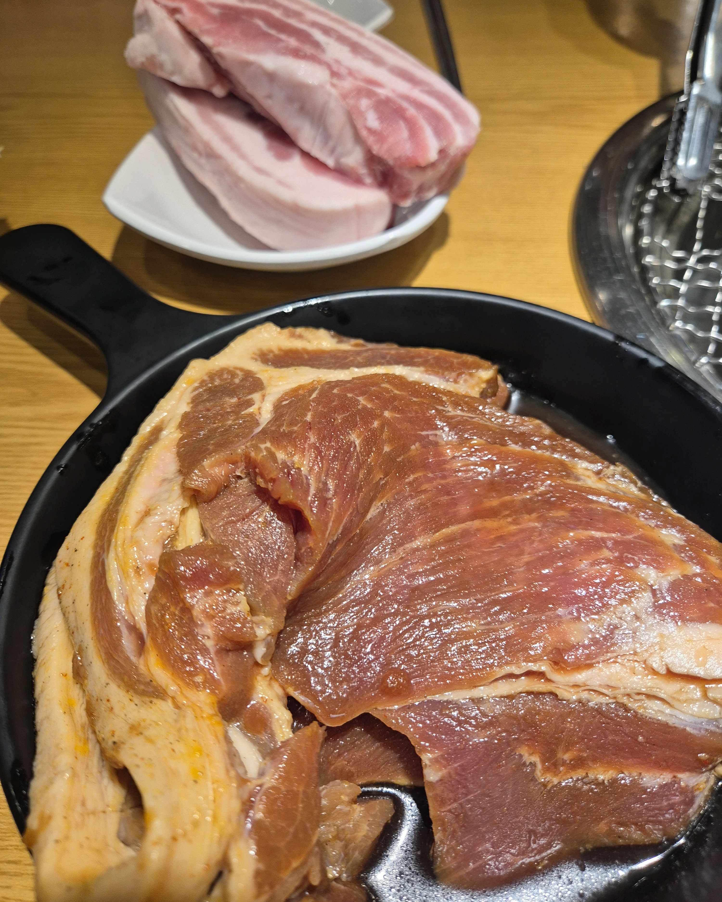 아이들과 오랜만에 고기 먹으러 나왔는데 너무 맛있게 먹었어요. 무한리필이라 더 부담 없이