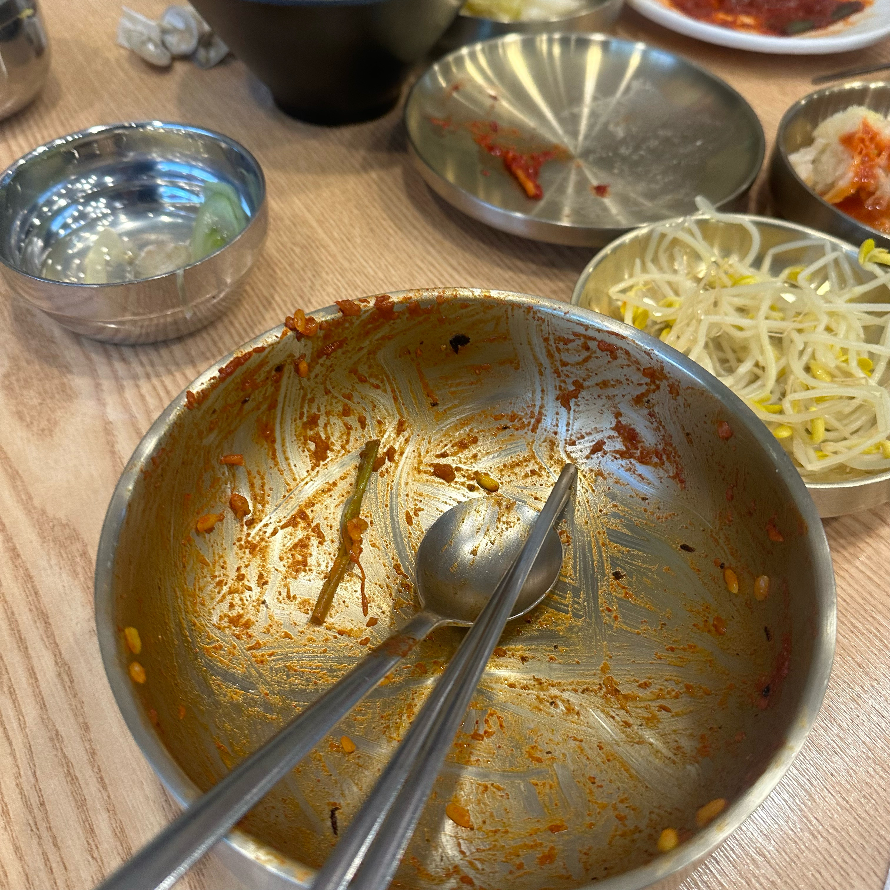 음식이 맛있고 가격대비 알차게 구성되어있어서 배부르게 먹고 나왔습니다 사장님도 친절하시고