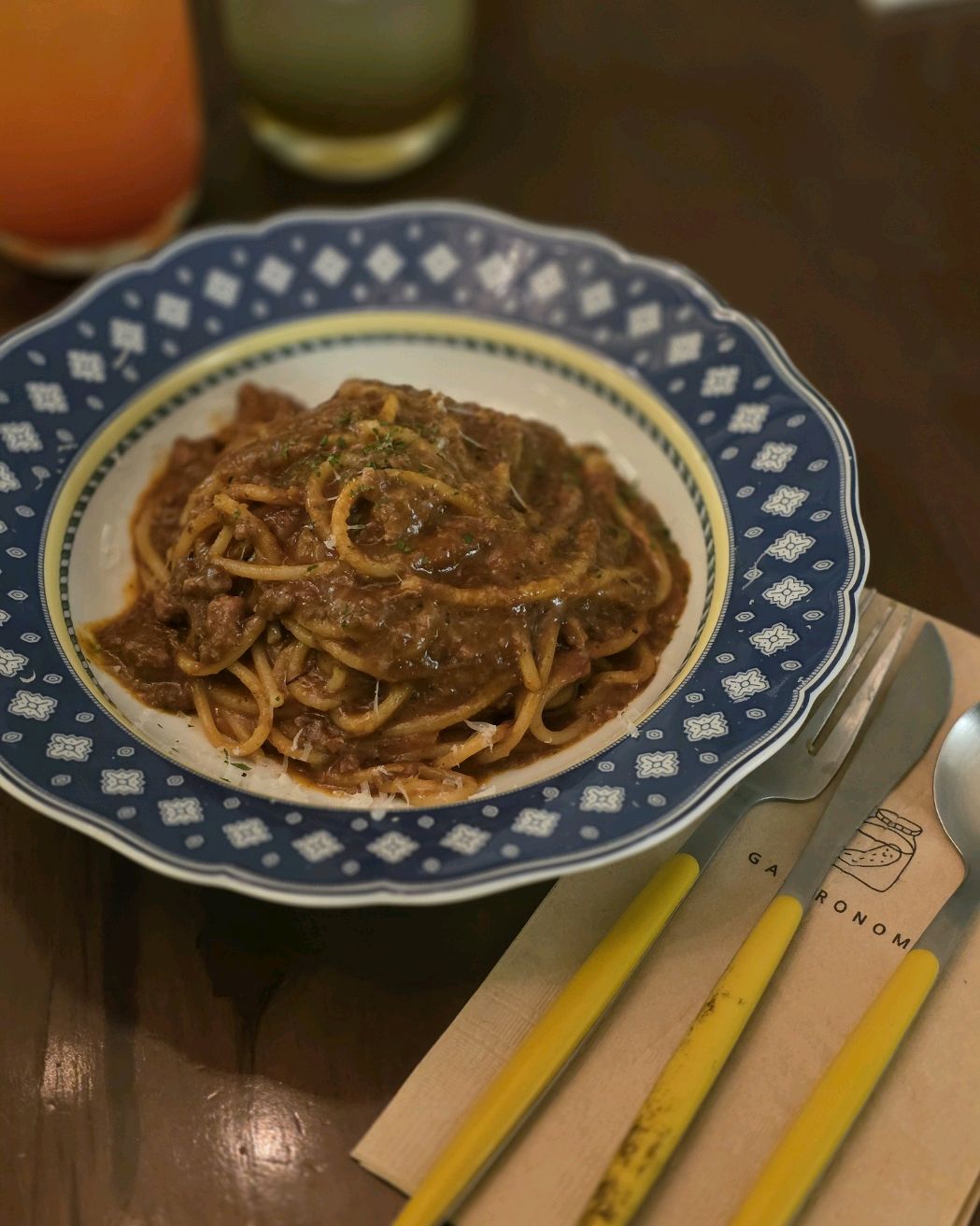 불당동 파스타 맛집이라는 이야기 듣고 방문했어요~ 멋진 샹들리에가 있어서 분위기가 좋고 셰