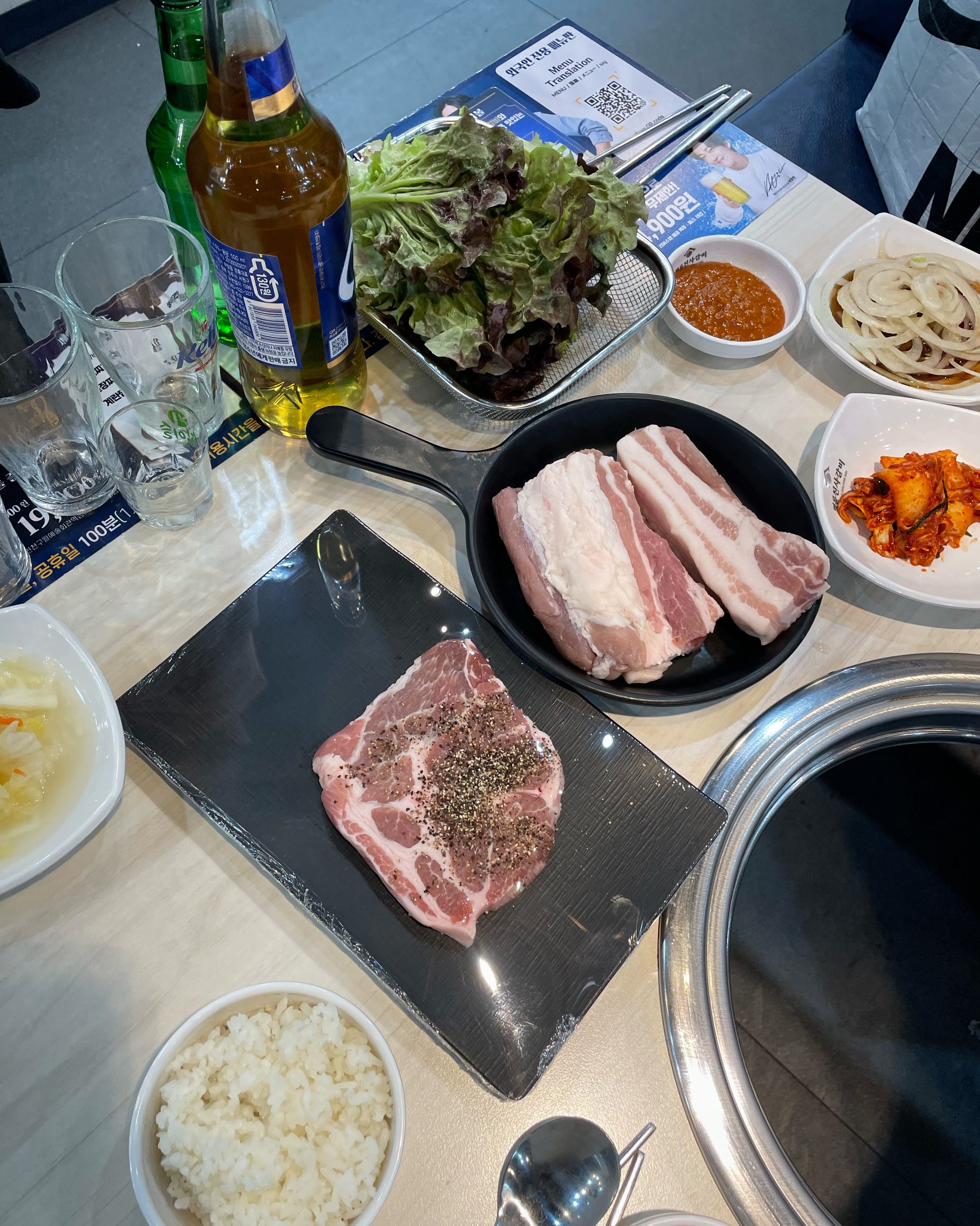 고기 질이 너무 좋고 부드러워요 그리고 숯도 은은하니 맛있게 잘 구워져서 배 터지게 먹었어