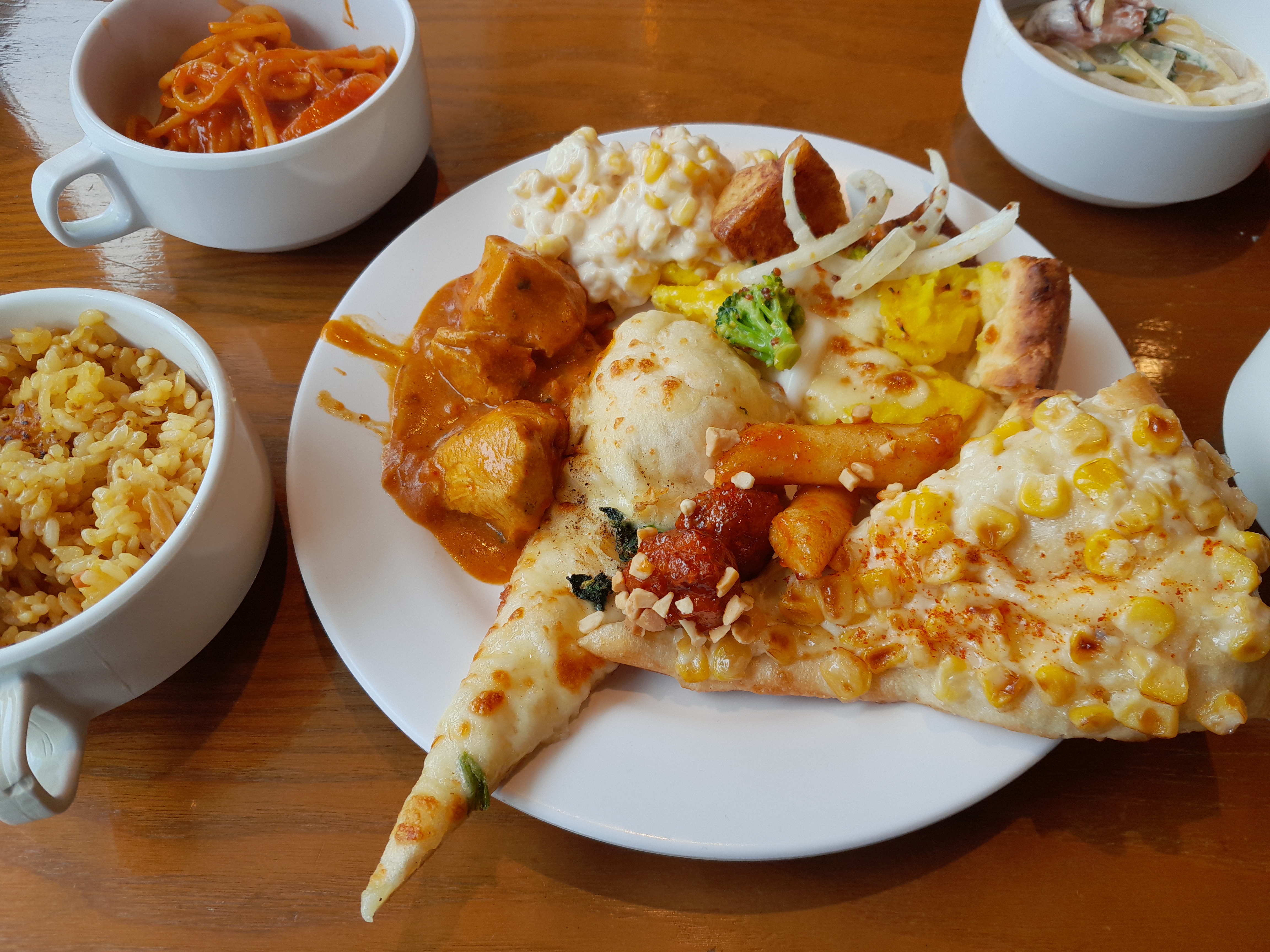 전반적으로 맛있습니다 와플 직접 해서 먹는것도 괜찮고 피자 종류도 만족합니다 - 충장로 맛집 피자몰 NC충장점