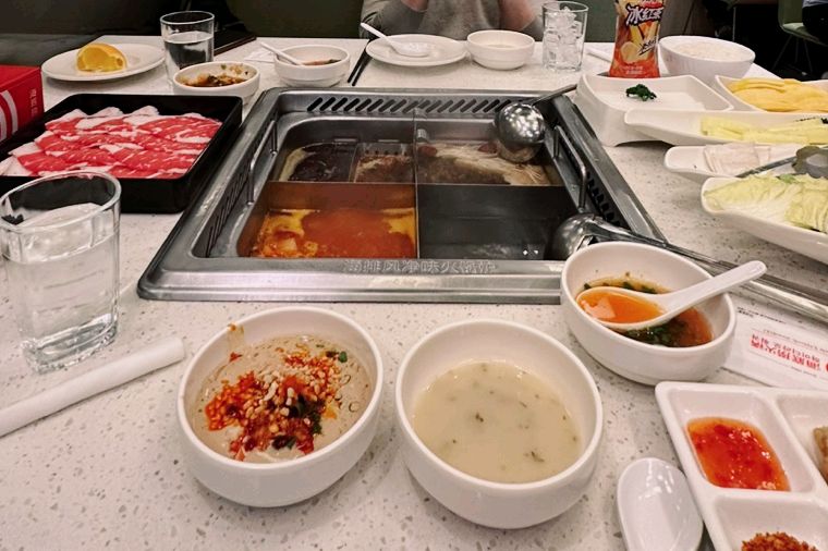 매장 들어갔을 때 친절하게 맞이해주시고, 공연도 중간 중간 보여요. 불편한건 없는지 식사