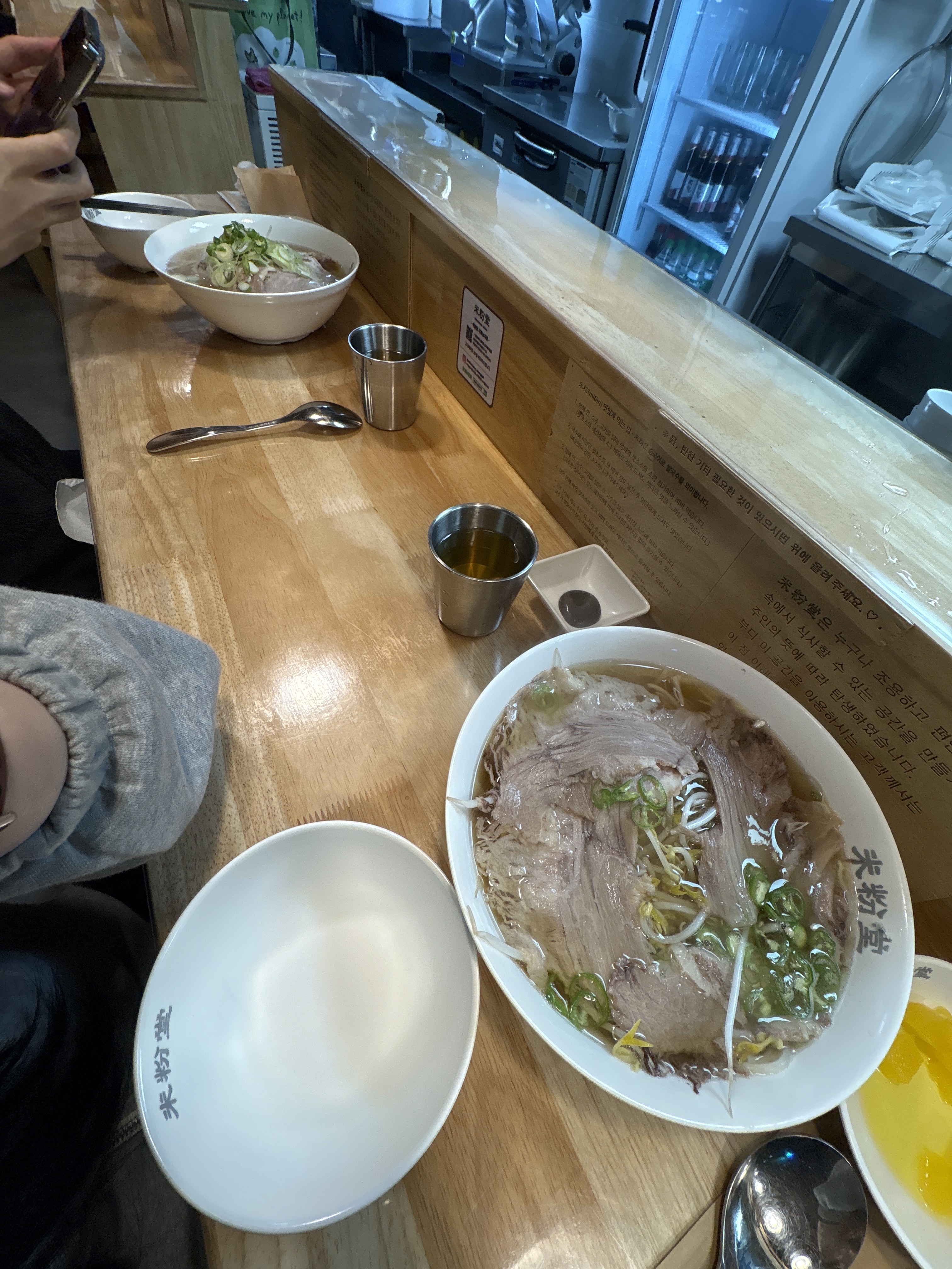 진짜 점심에 학교 탈출해서 맨날 먹고여 단골됏어여 넘 맛있고 육수가 지려유 요즘에도 맨날