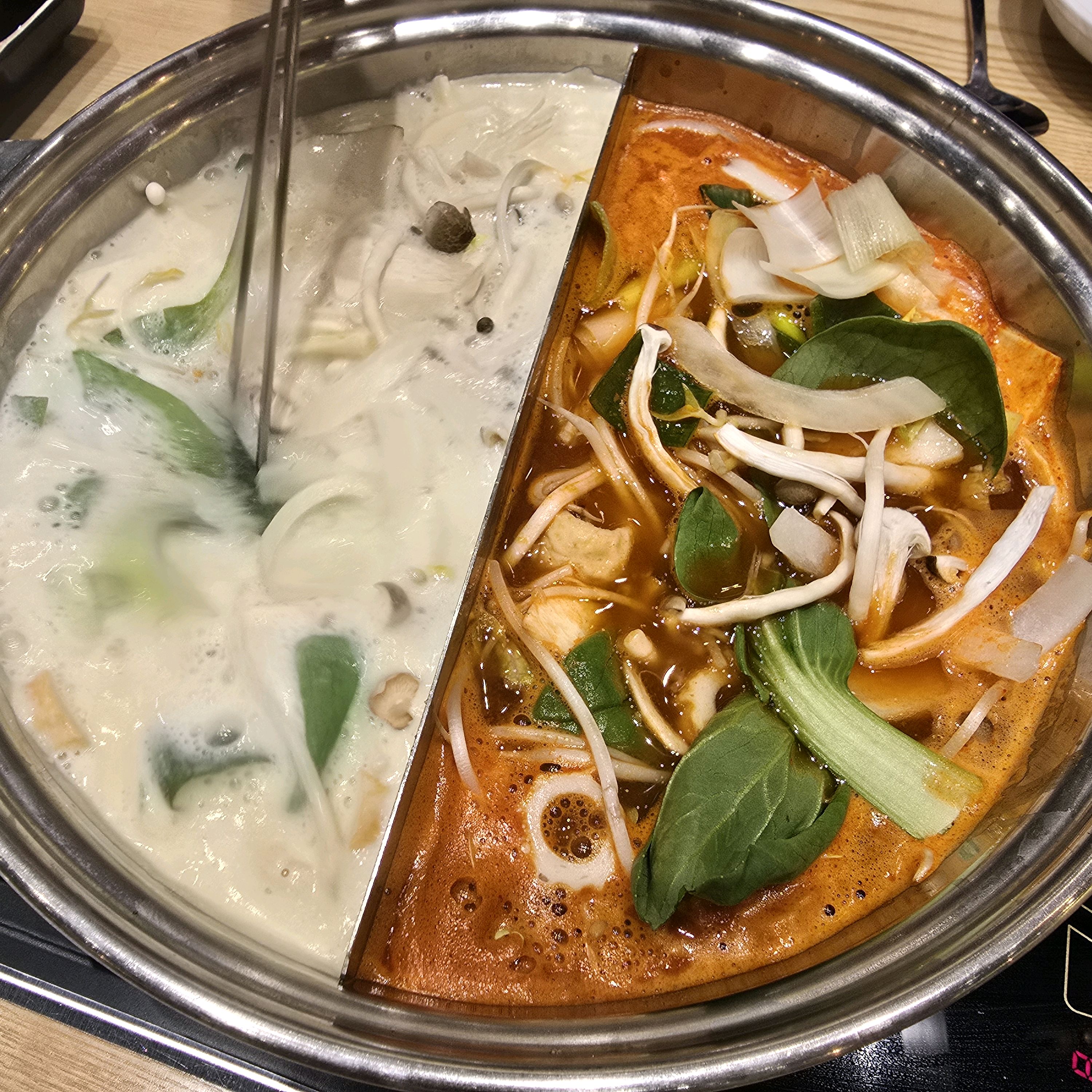 두번째 방문이라 생소한 콩국 선택해봤는데 너무 고소하고 맛있어서 놀랐어요! 콩국육수+유자폰
