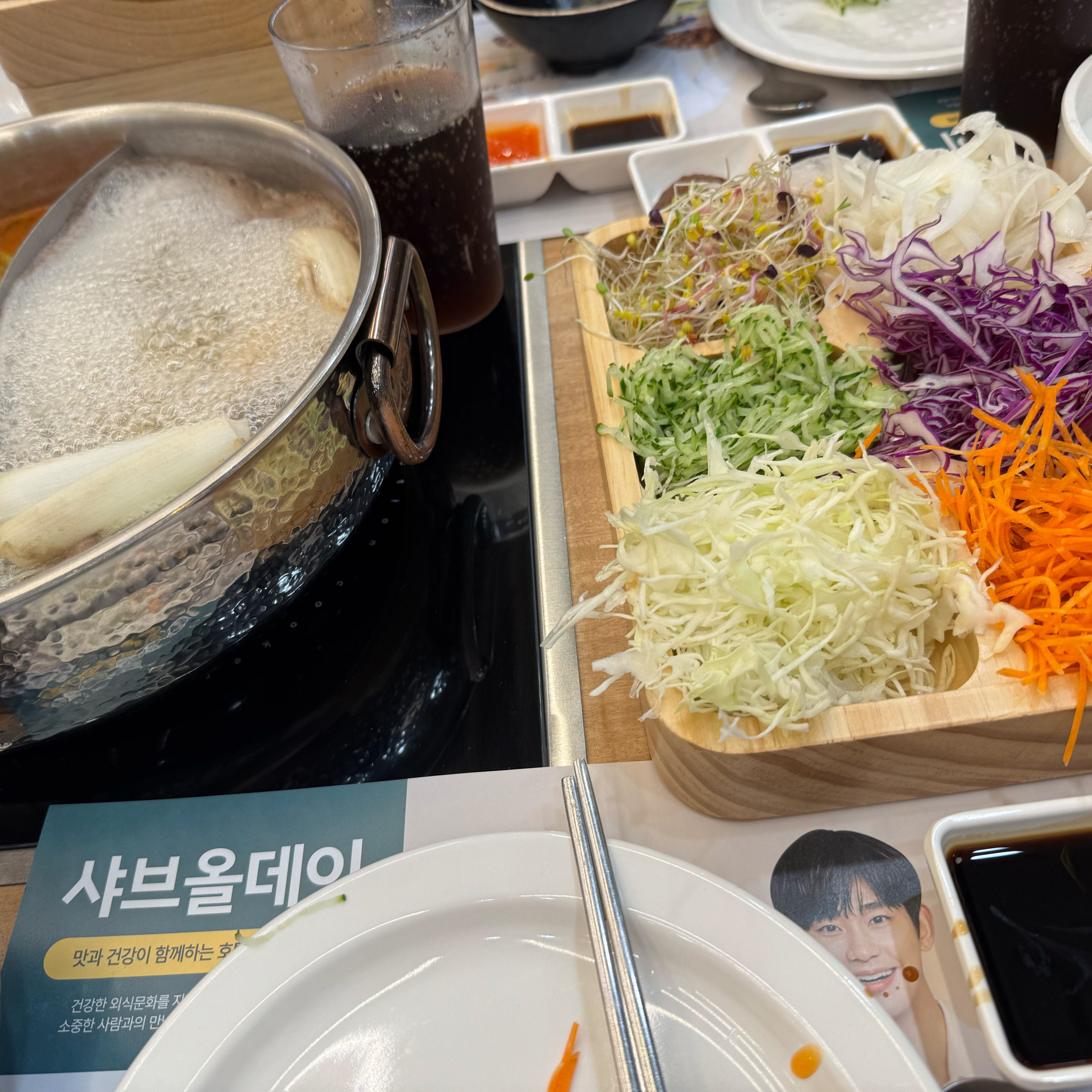 오픈하고 사람이 많을까봐 걱정했는데, 15분 가량 웨이팅 후에 들어갔어요. 야채가 많아서