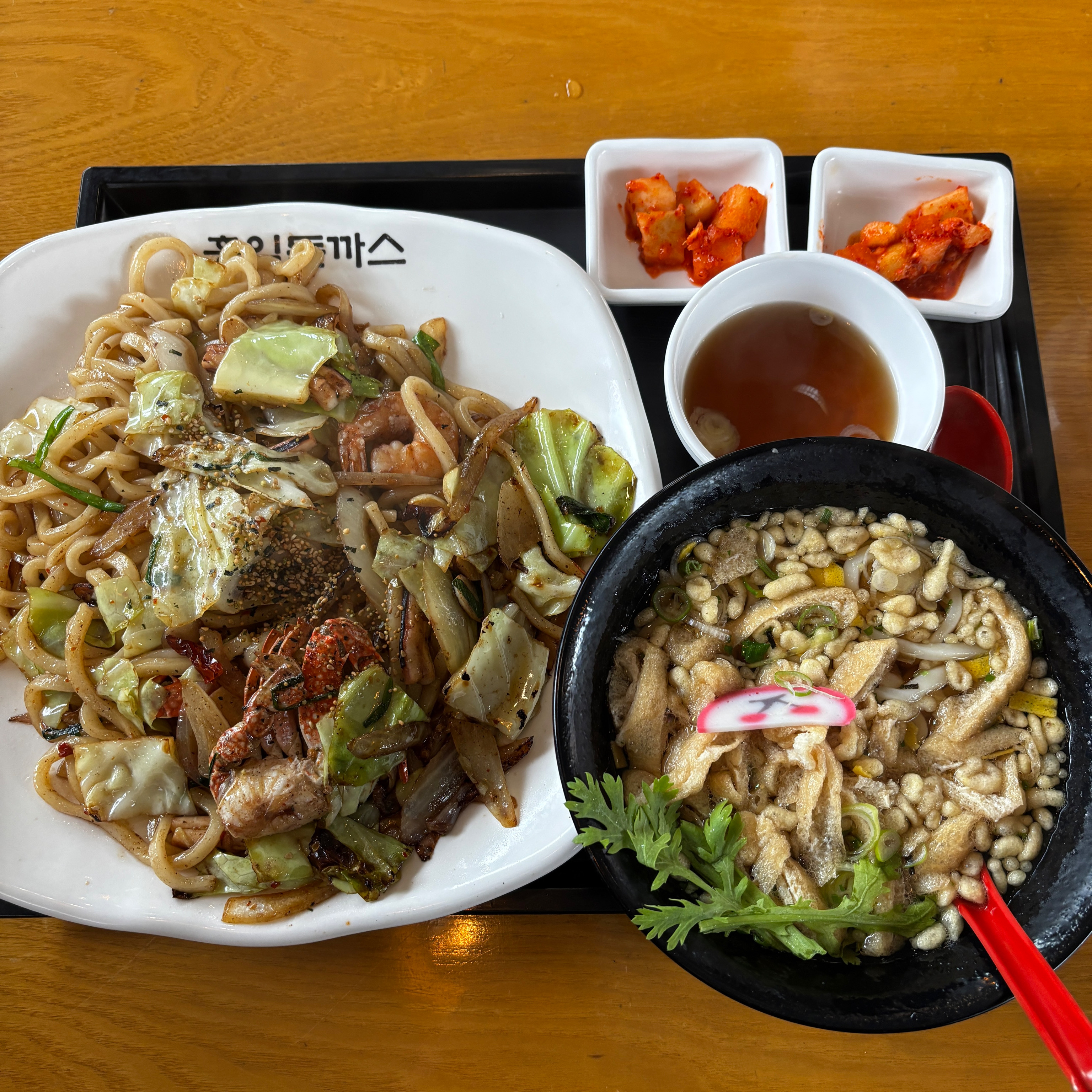 홍익돈까스의 명성은 다 알죠~ 돈까스도 맛있고 특히 해물볶음우동 정말 맛있어요👍👍👍 그리고