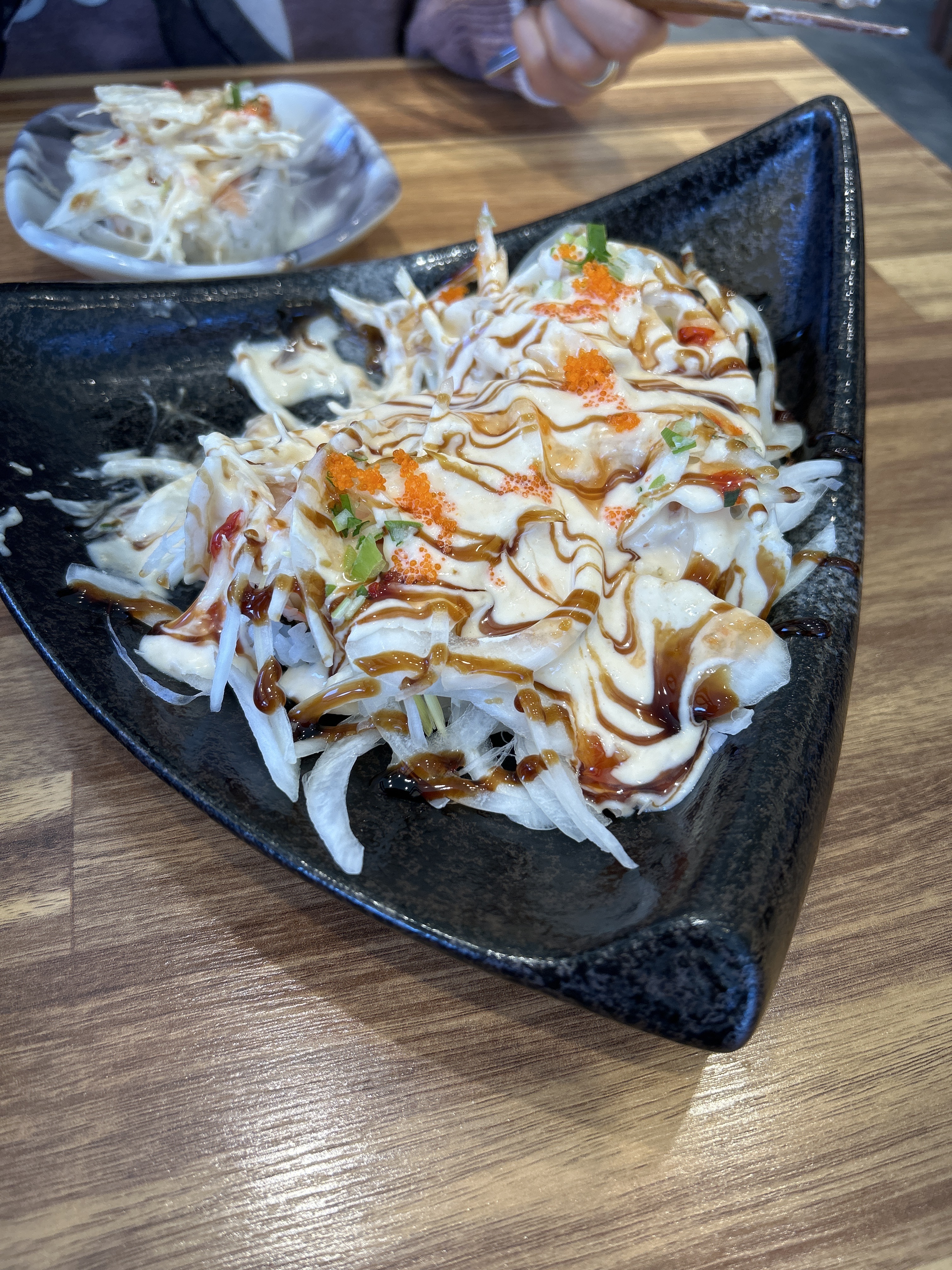 연어롤 진짜 맛있어요. 런치세트도 구성이 좋고 맛도 아주 좋아요. - 아바이마을 맛집 공대현스시 속초점