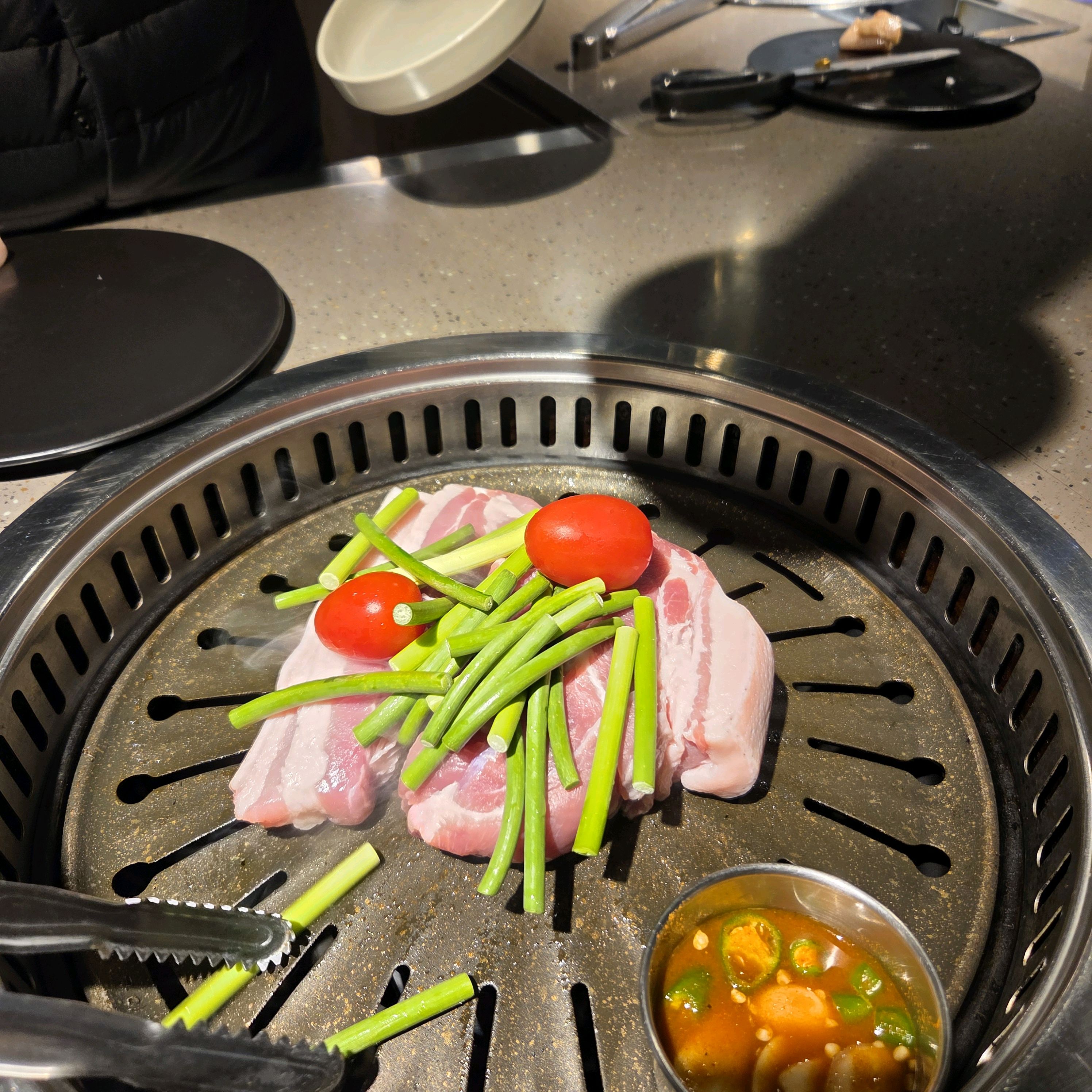 직접 다 구워주셔서 편하고 혼밥도 많이 하더라구요? 부드럽고 맛있어요👍🏻 직원분들도 친절💕