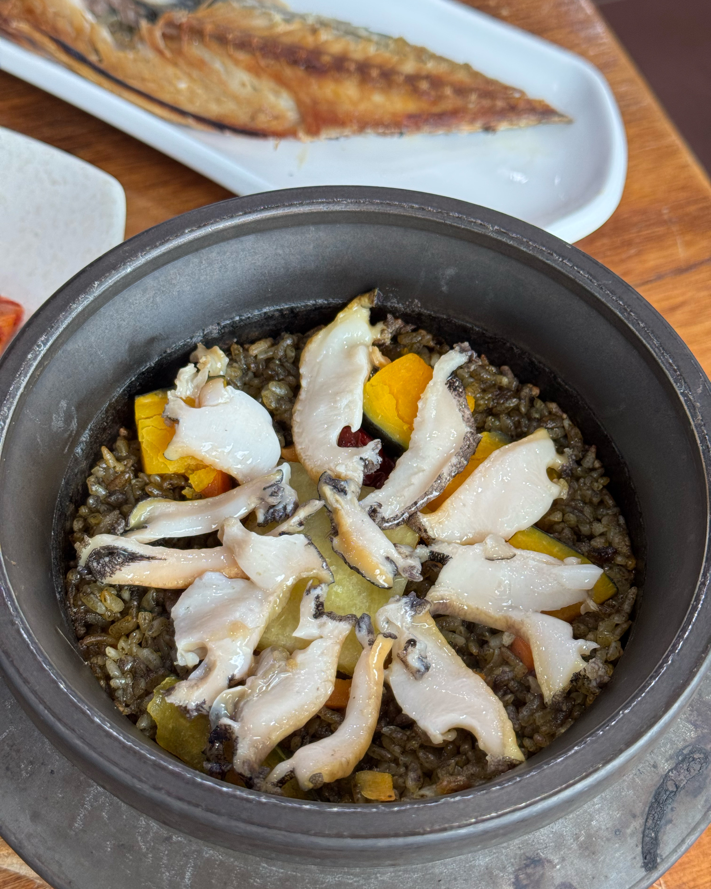 엄마가 솥밥을 좋아하는데 넘 잘 드셨어요 ㅎㅎ - 제주 맛집 명진전복