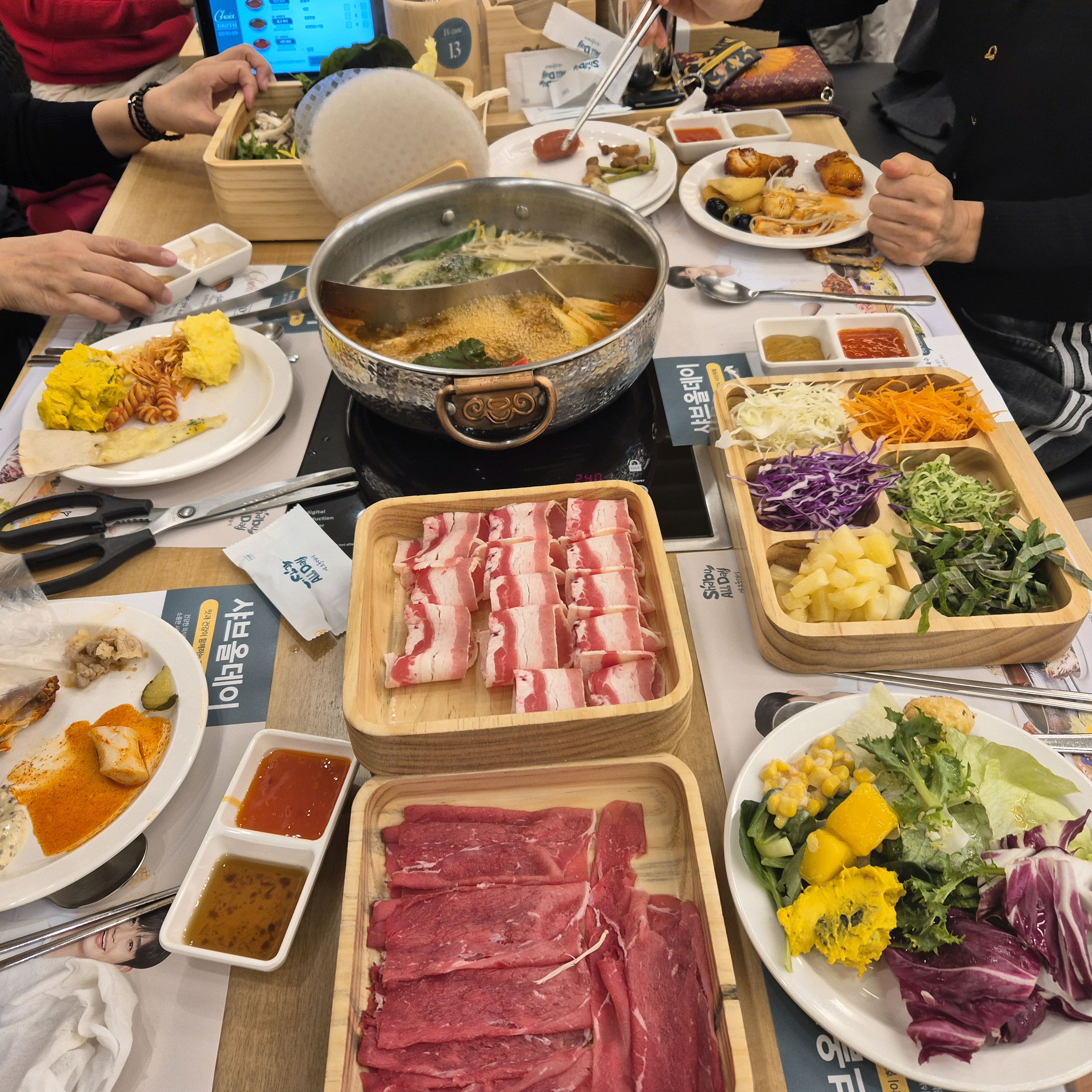 싱싱한 야채도 맛있고 고기도 부드럽고 맛있어요 다양한 음식들이 많아 먹고 싶은 대로 골