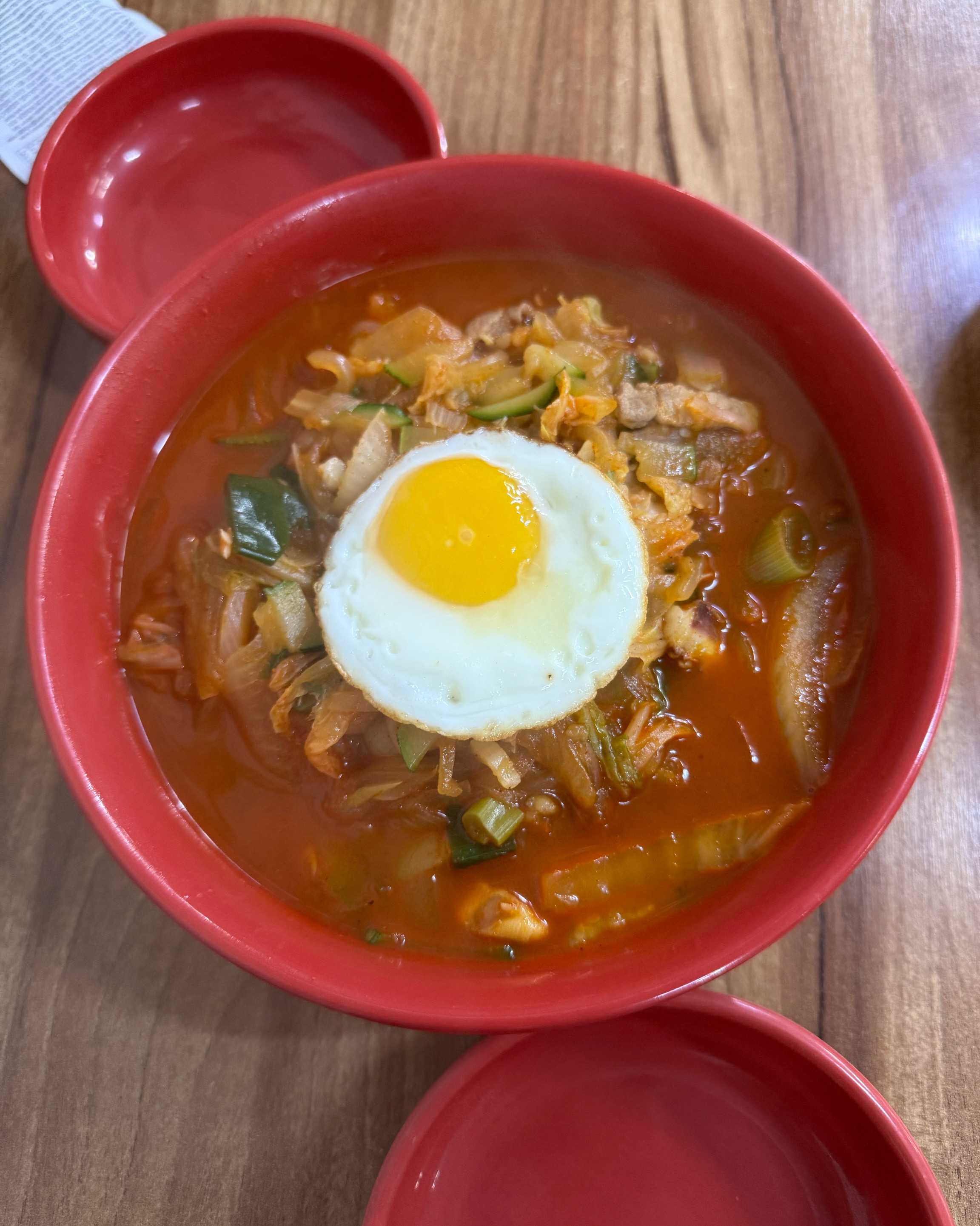 오랜만에 와도 여전한 인기와 여전한 맛! 짬뽕은 채수가 인상깊었고 중화비빔밥은 여기보다 맛