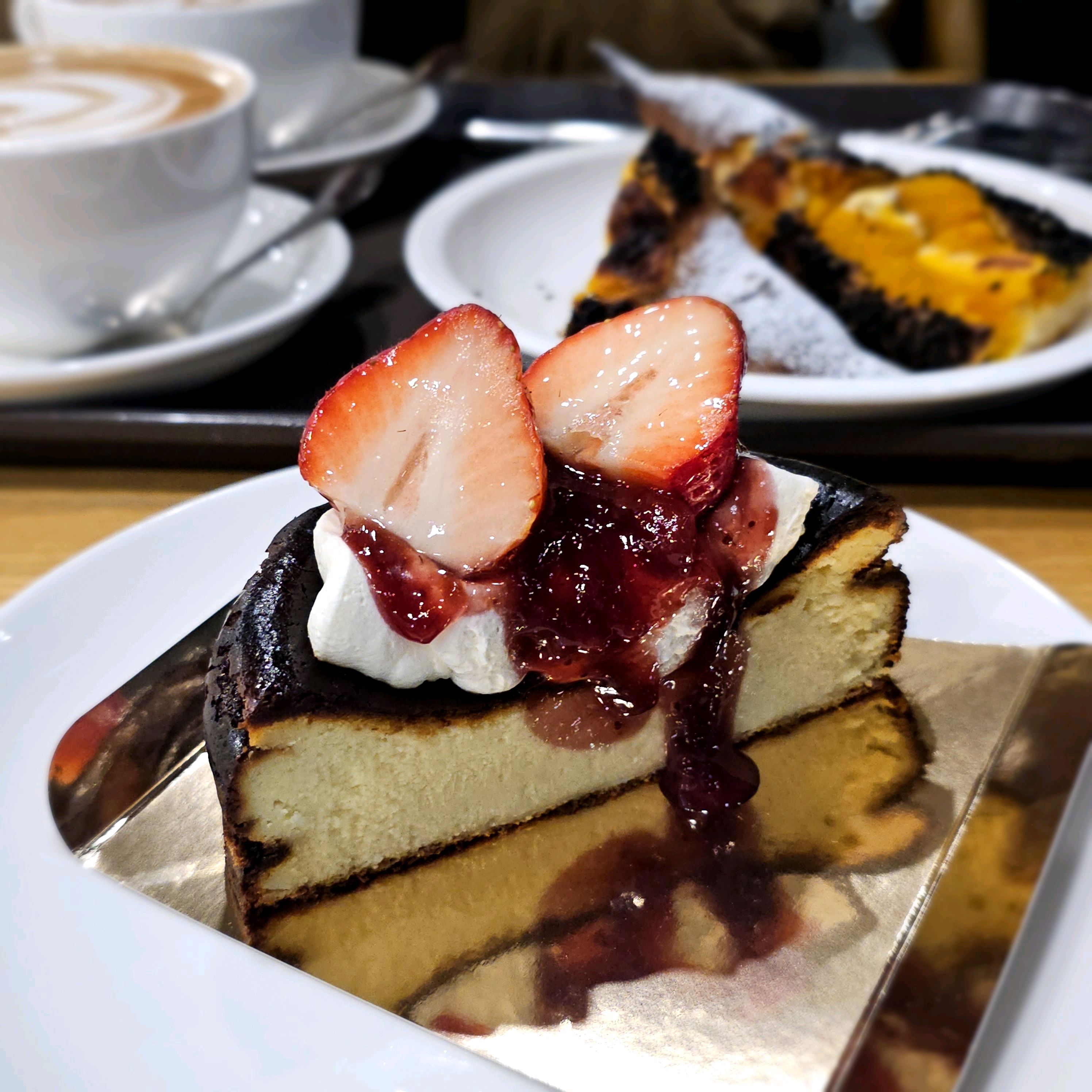 부드럽지 않은 치즈케이크예요 밤 같아요. 넓고 쾌적해요. - 제주 맛집 에오마르